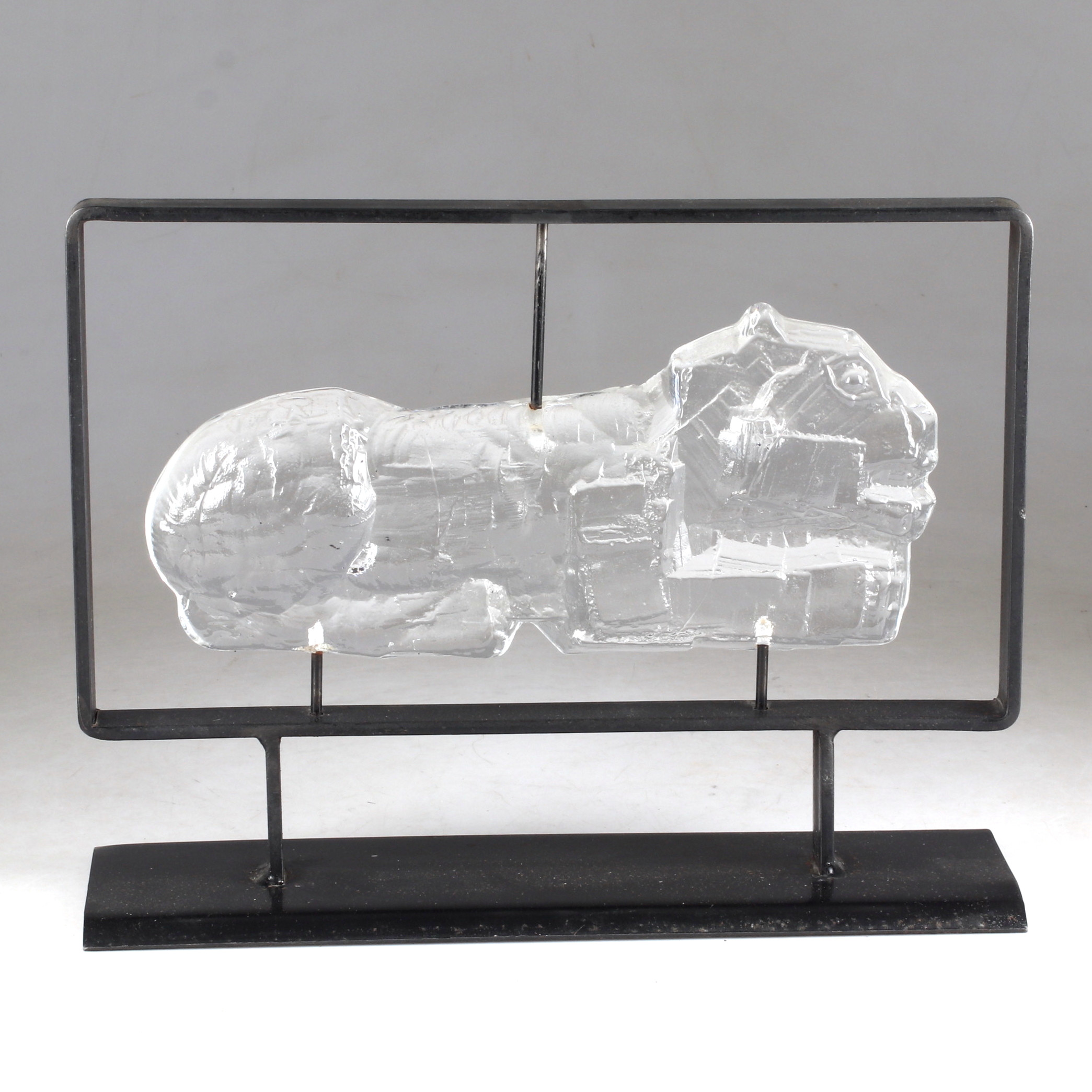 ERIK HÖGLUND. Skulptur, Lejon, glas i metallställning, Boda.