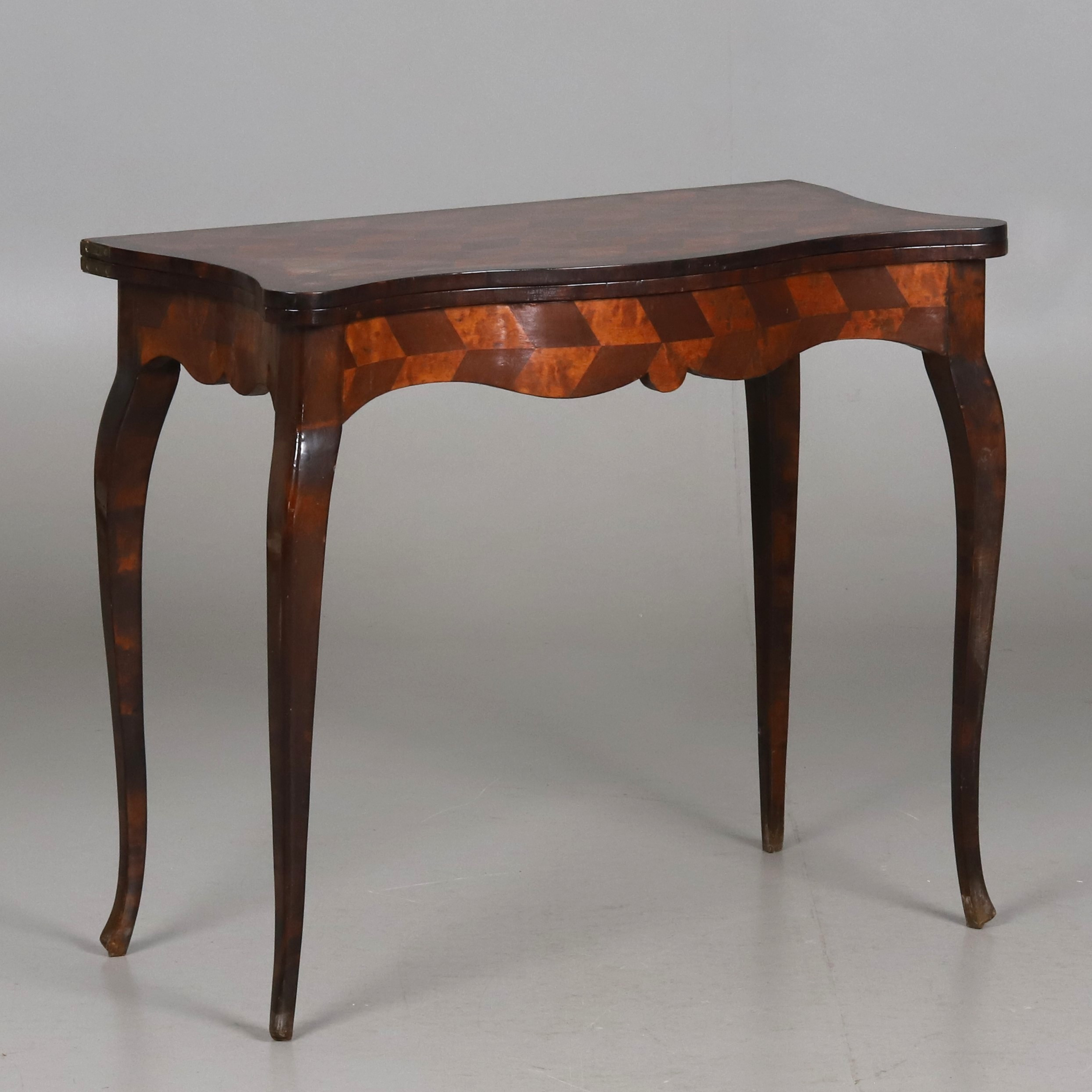 SPELBORD. Nyrokoko. Fanerat i olika träslag.