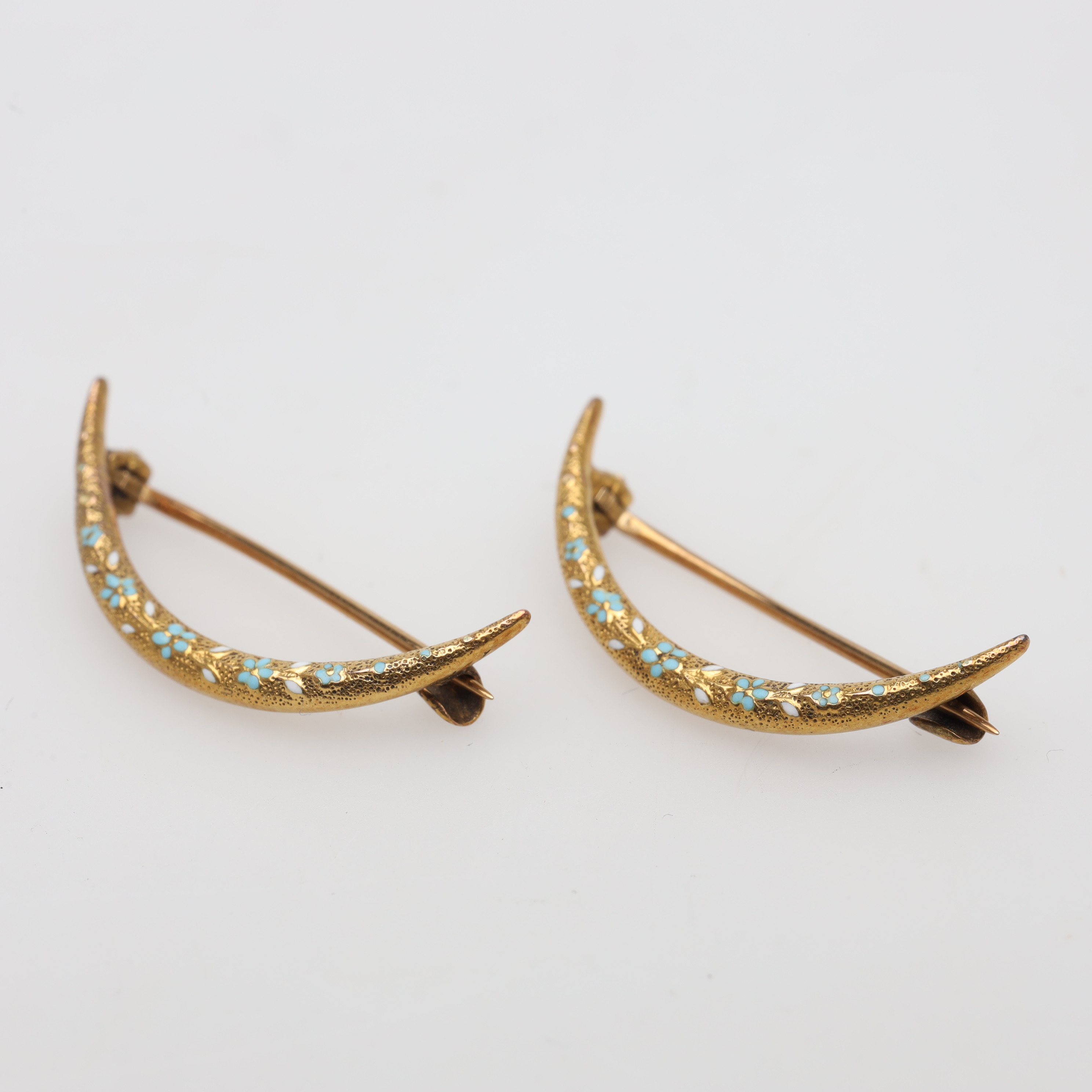 BROSCHER, 2 stycken, 14K, guld, bruttovikt ca 2 gram.