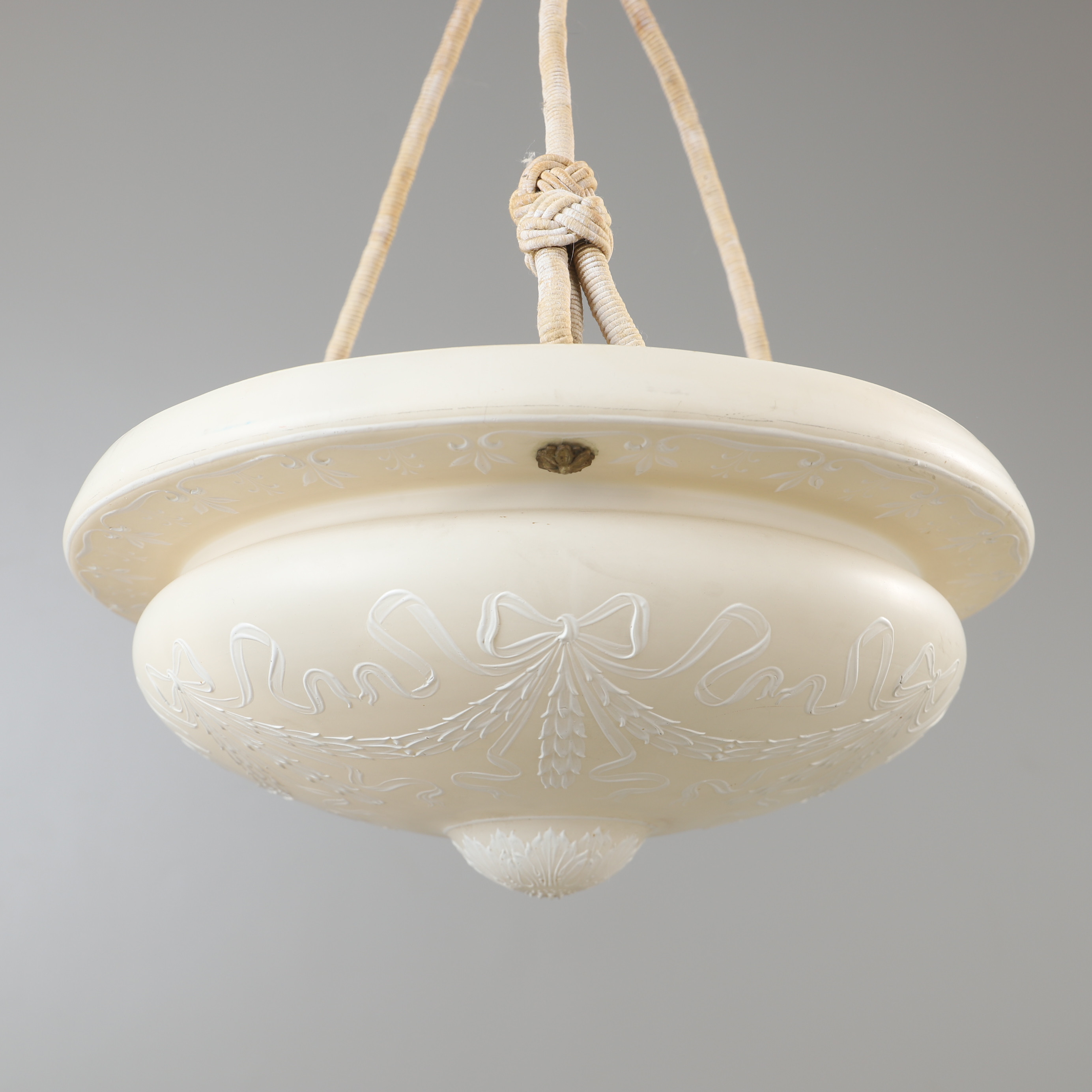 TAKLAMPA, glas med upphägning av snöre, 1900-talets första hälft.