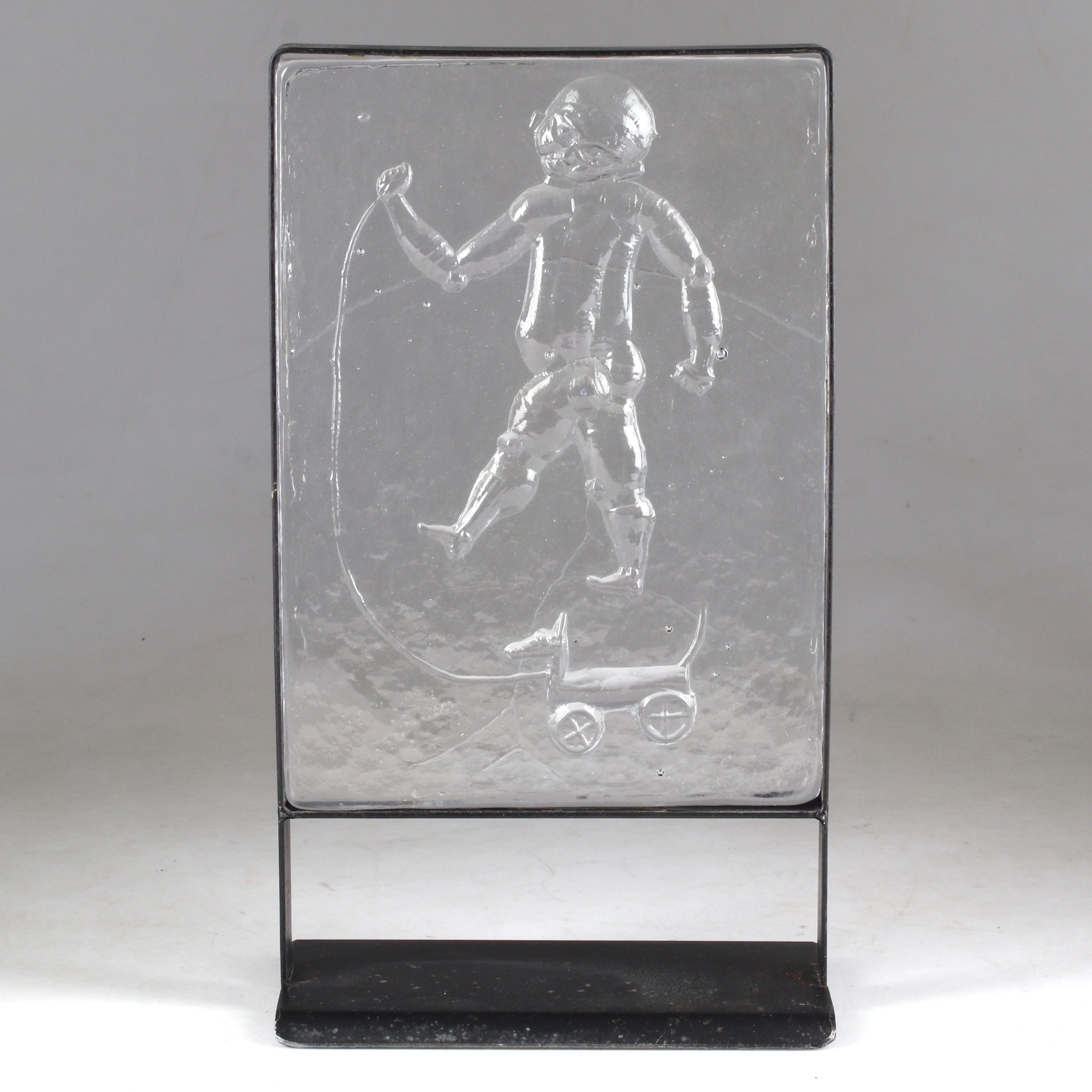 SKULPTUR, Barn med leksak, glasrelief i metallram, troligen Erik Höglund, Boda.