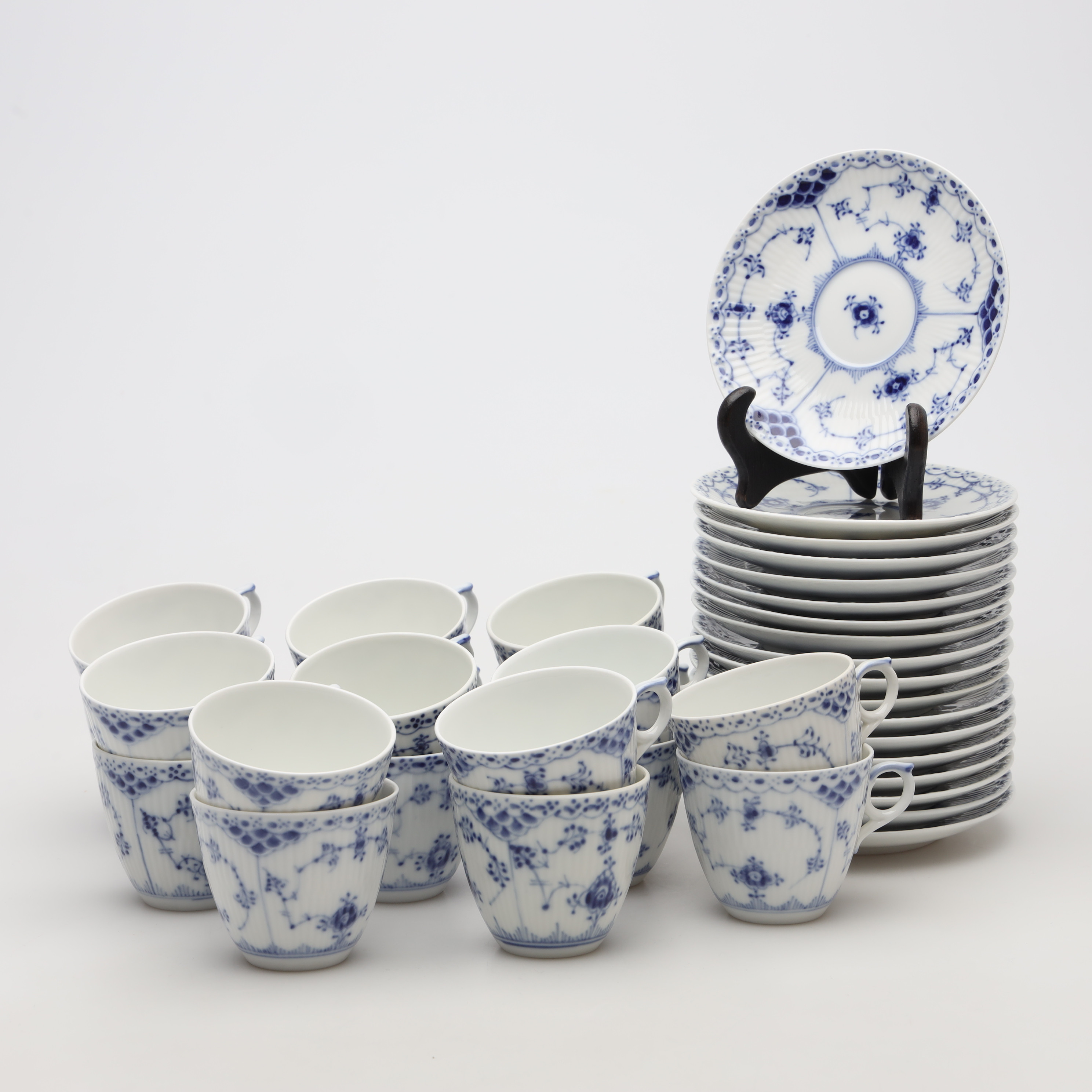 KAFFESERVISDELAR, 36 delar, porslin, "Musselmalet", halvblond, nr 719, Royal Copenhagen.