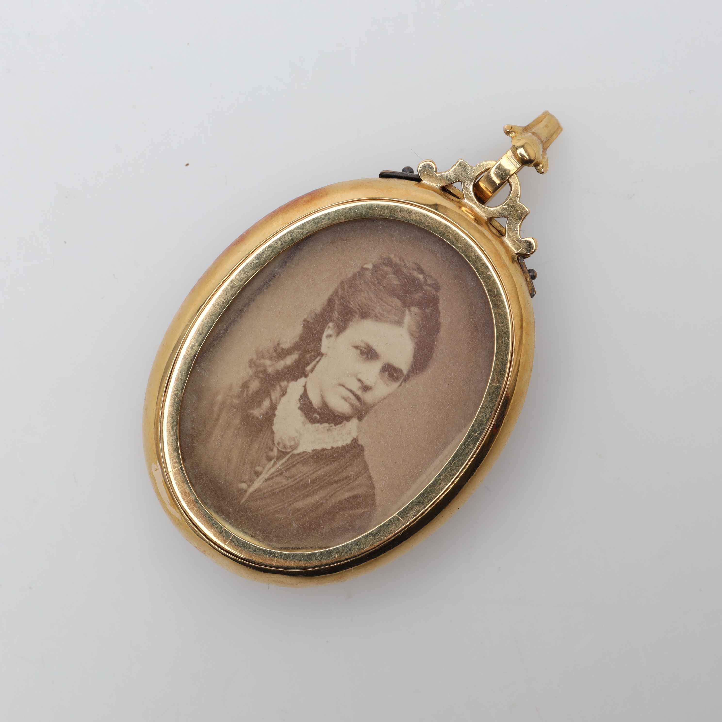 HÄNGE/FOTOGÖMMA 18K, guld, bruttovikt ca 10,9 gram.