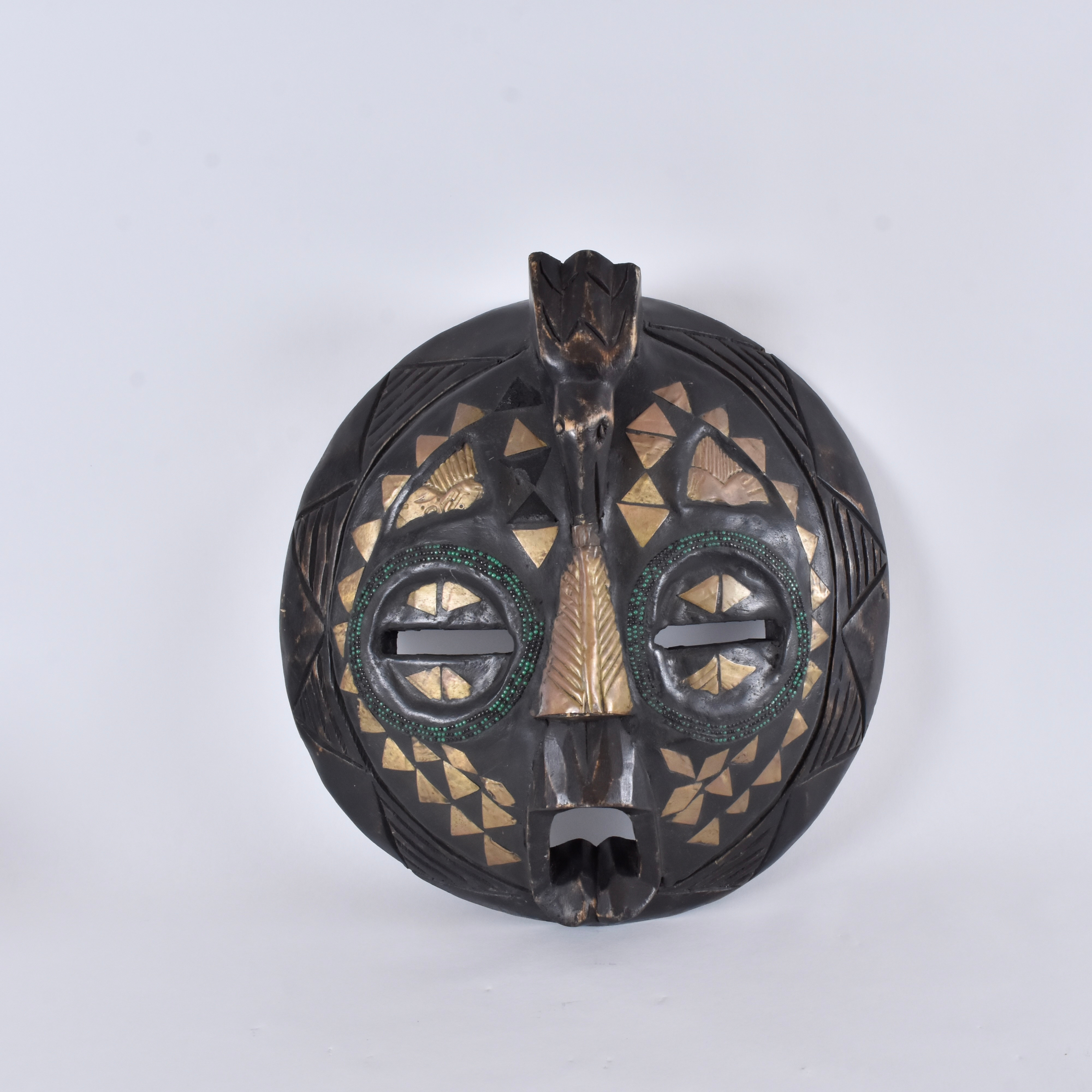 MASK, bemålat trä med pärlor, Ghana, 1900-talets senare del.