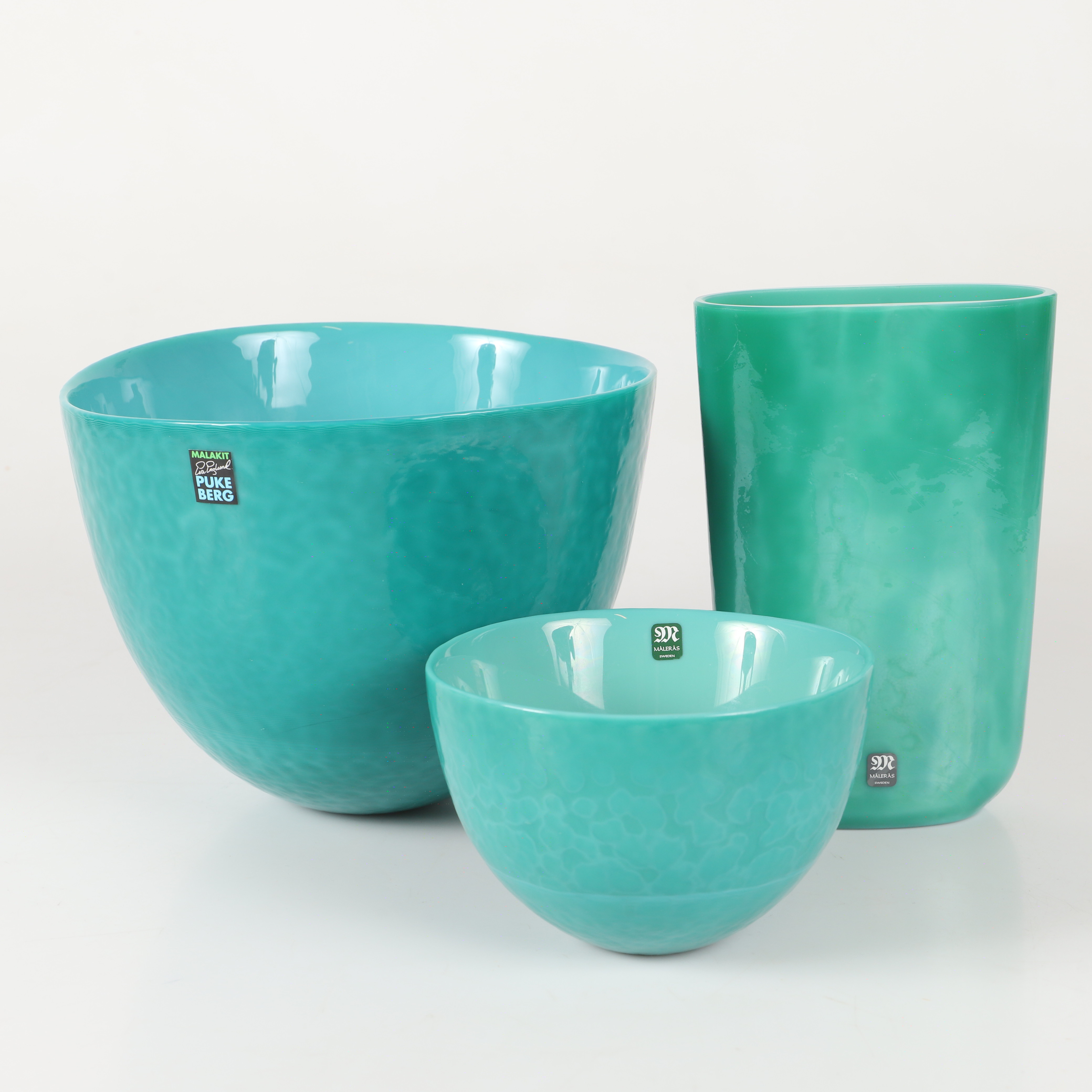 EVA ENGLUND. Skålar samt vas, 3 delar, "Malakit", glas, Målerås/Pukeberg.