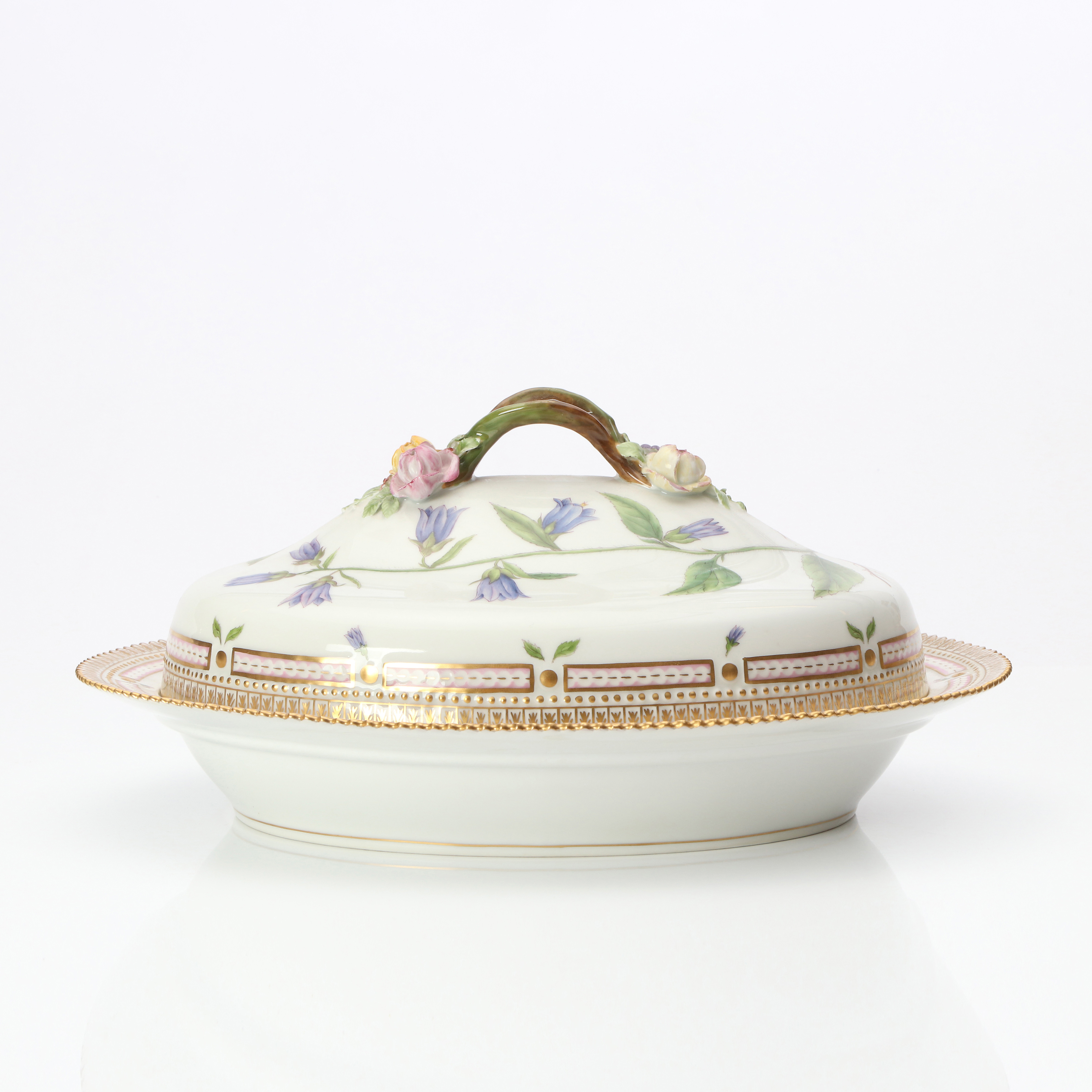 FLORA DANICA, TERRIN. Porslin med polykrom samt förgylld dekor. Royal Copenhagen, nr 20 3567.