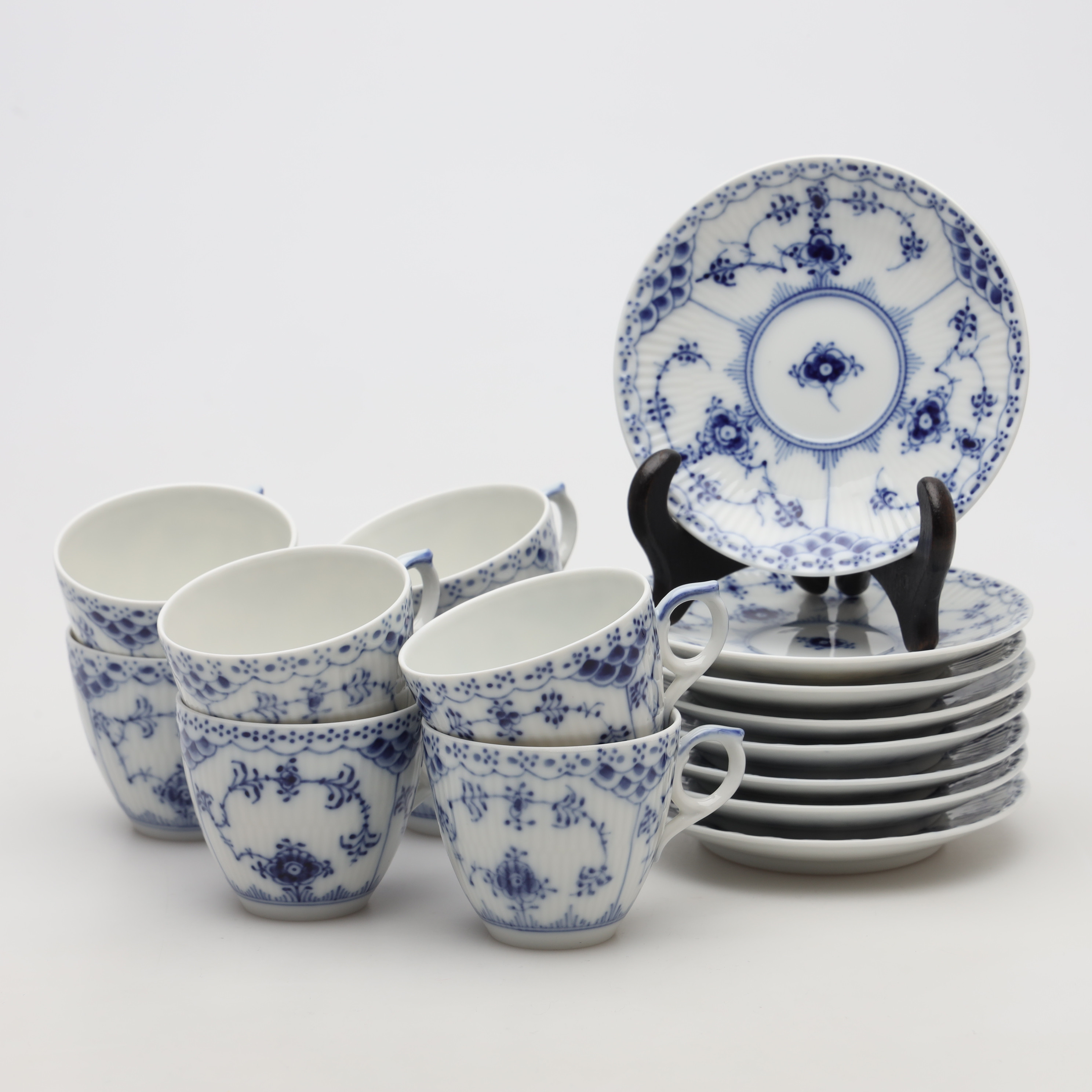 MOCKASERVISDELAR, 16 delar, porslin, "Musselmalet", halvblond, nr 528 Royal Copenhagen.