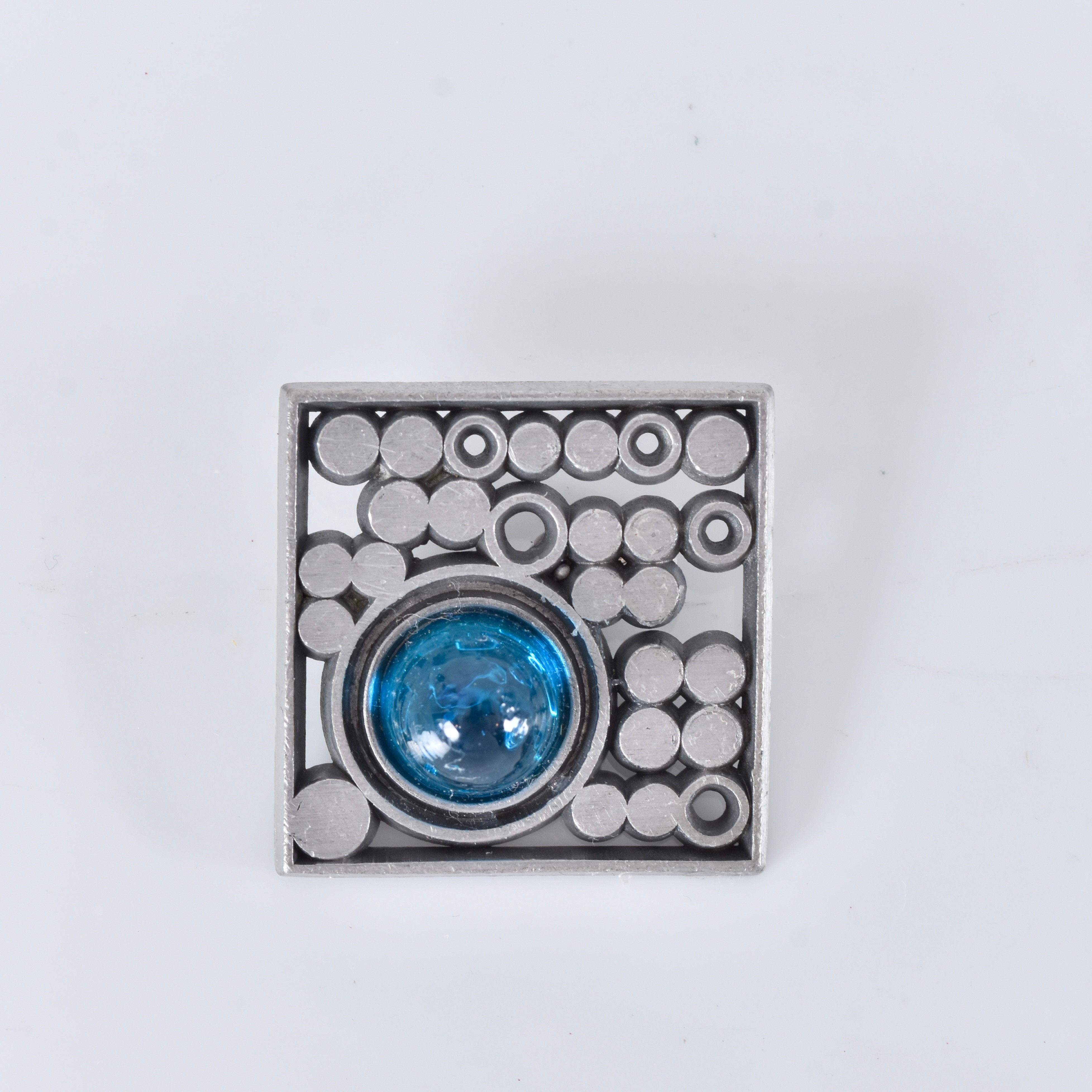 BROCH; Tenn med blå glassten, Tyr, 1960-70-tal.