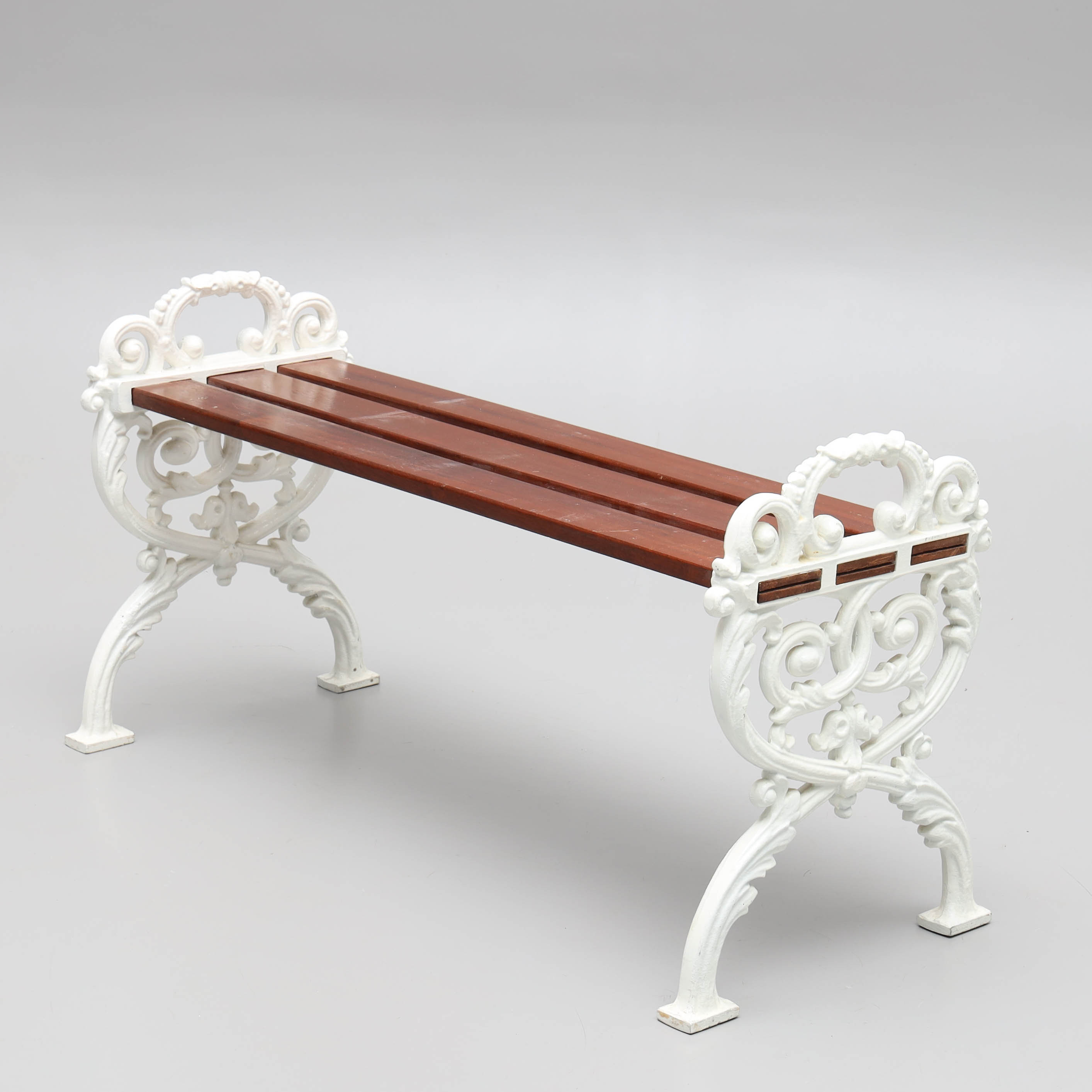 TRÄDGÅRDSBÄNK, sidostycken i gjuten aluminium, träribbor i mahognyfanér, ormbunke, 1900-tal.