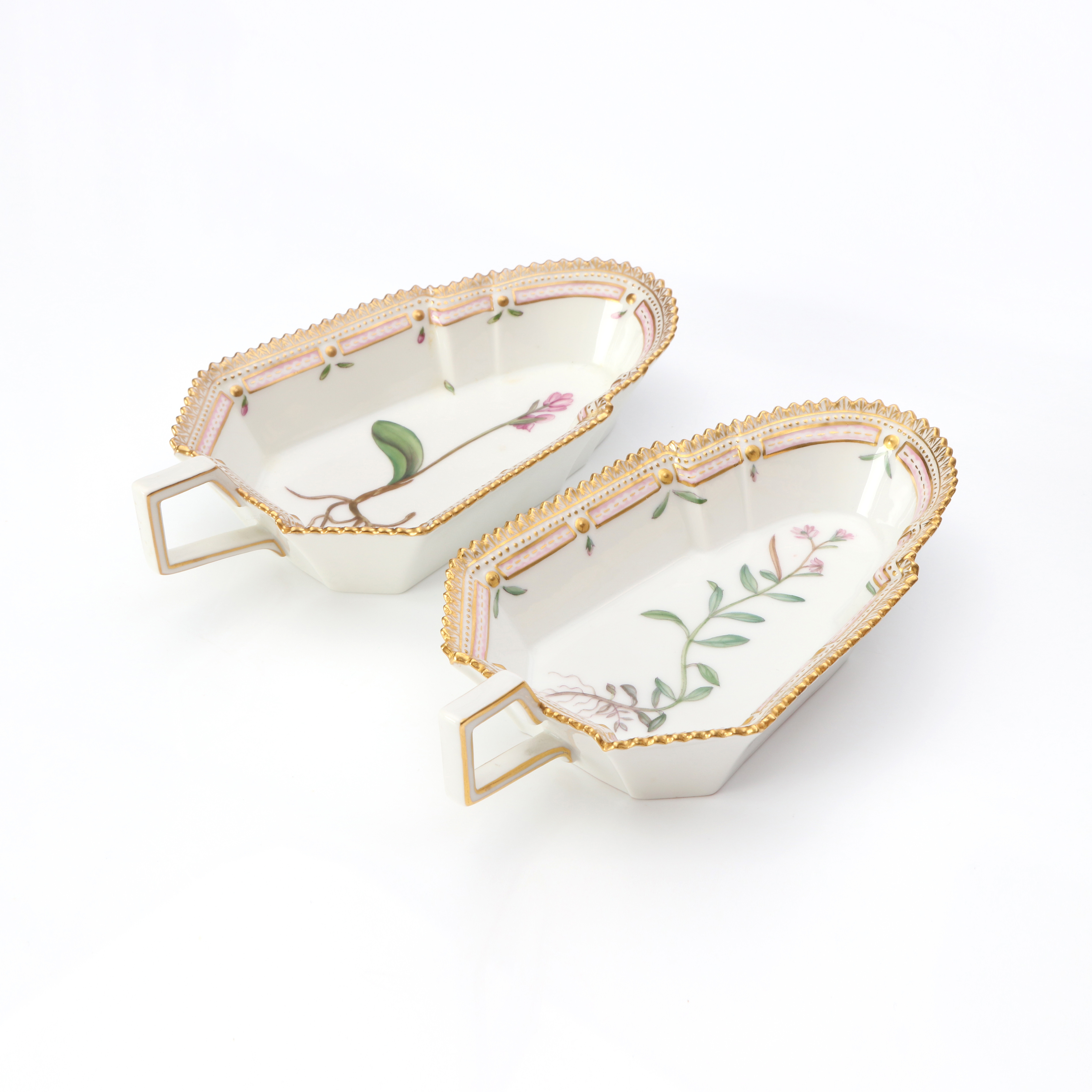 FLORA DANICA, SERVERINGSSKÅLAR MED HANDTAG, TVÅ ST. Porslin med polykrom samt förgylld dekor. Royal Copenhagen, nr 20/3543.