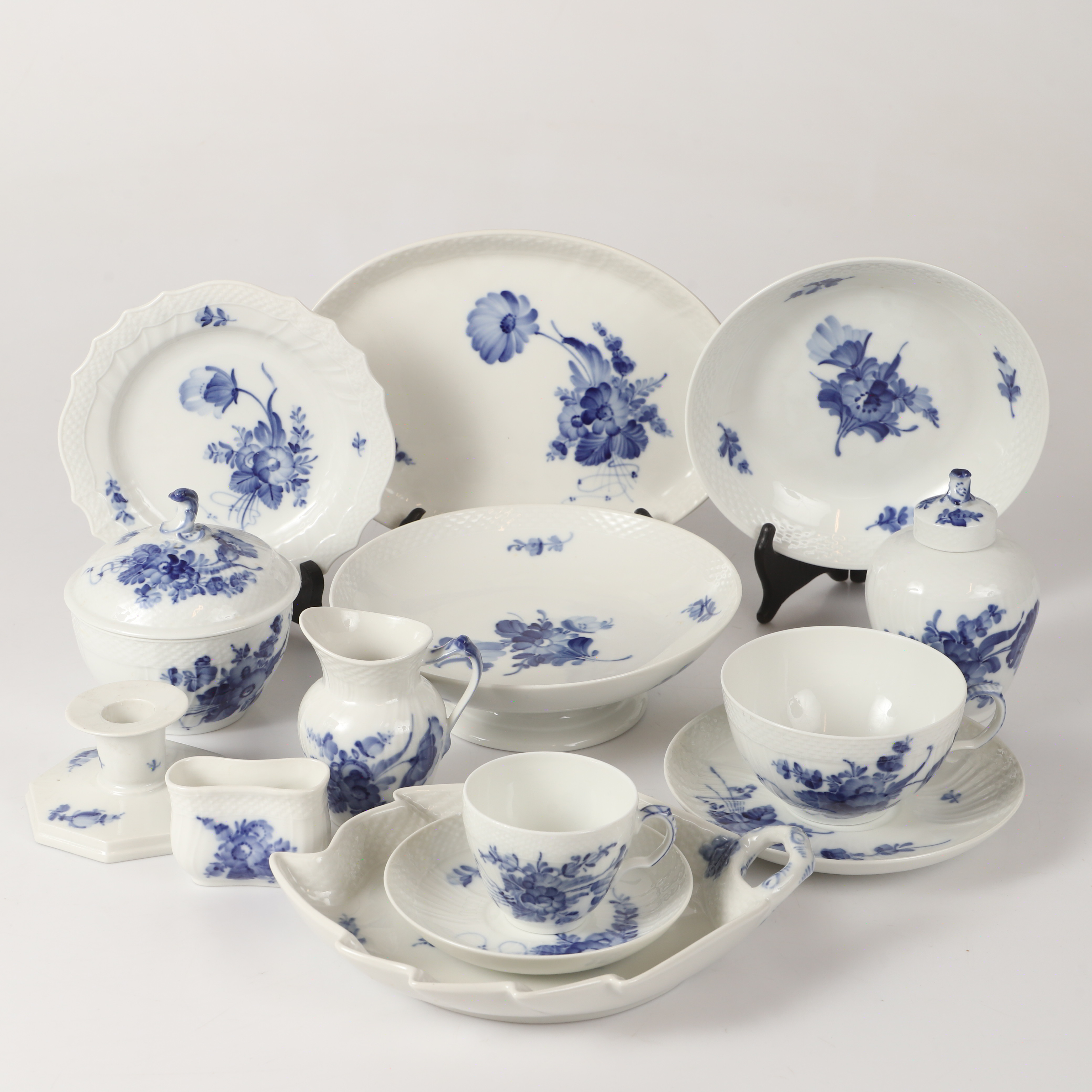 KAFFE-/TESERVIS, 52 delar, "Blå Blomst", porslin, Royal Copenhagen, Danmark.
