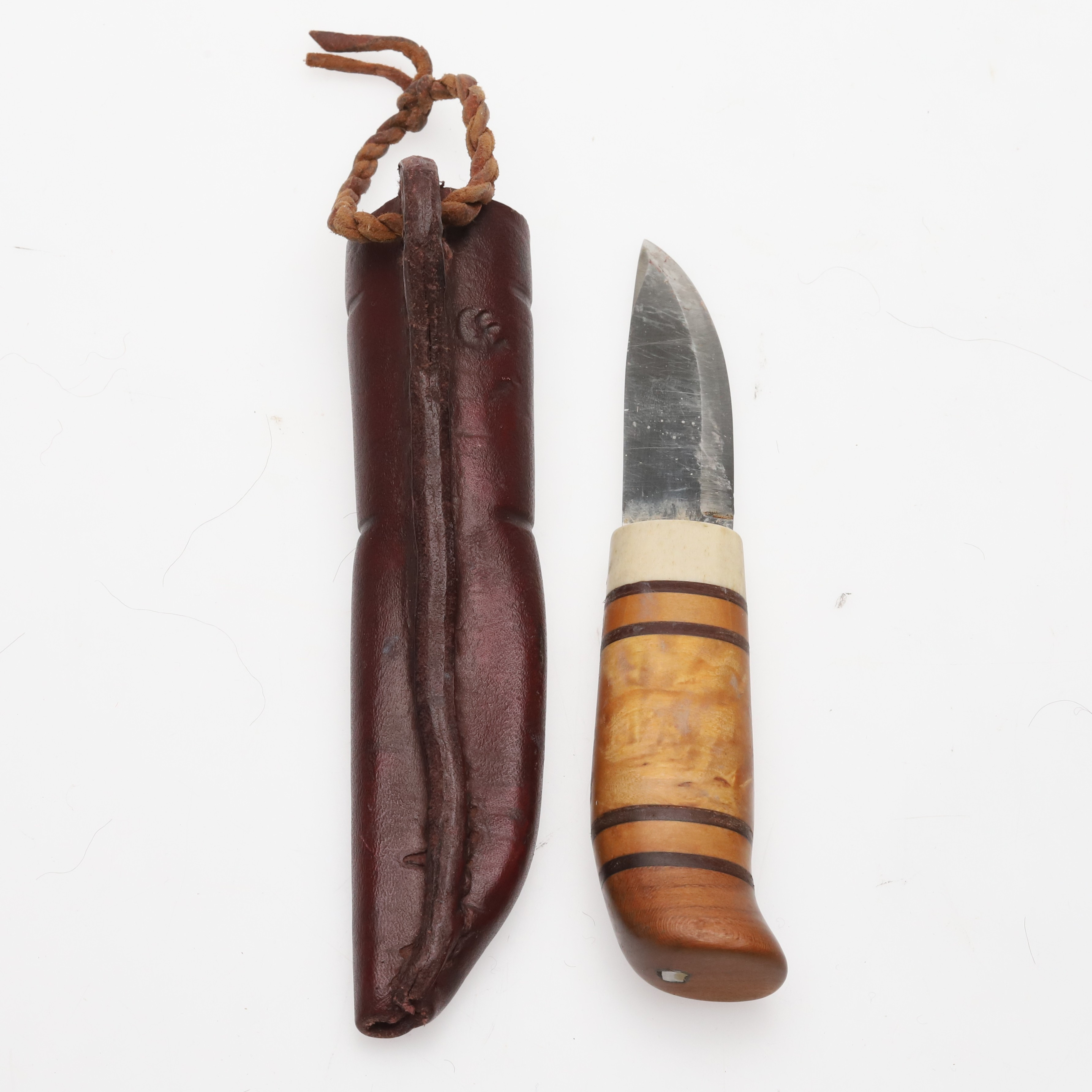 KNIV. Helle Norge, dekorativt grepp i olika träslag och ben.