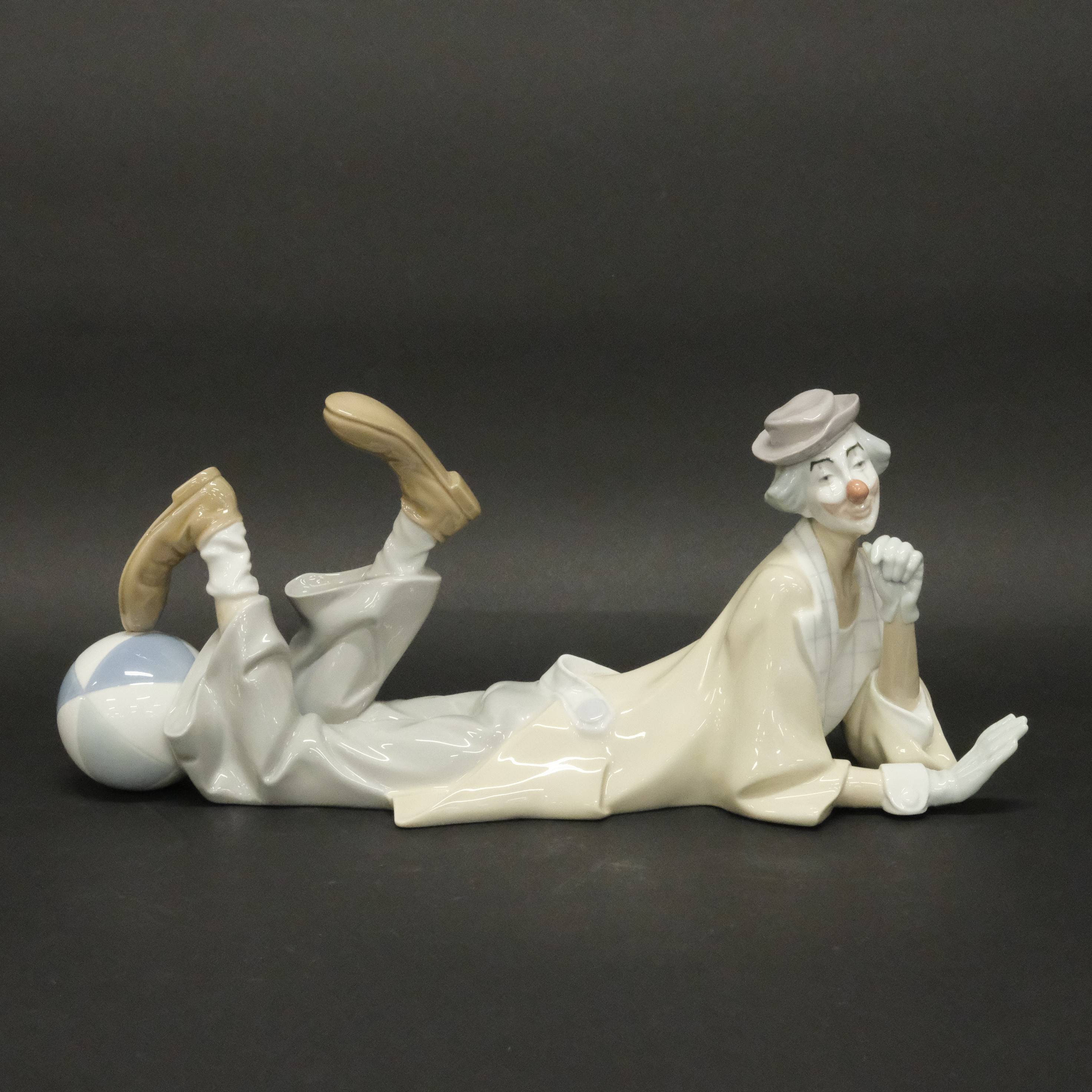 FIGURIN, LIGGANDE CLOWN MED BOLL, LLADRO.