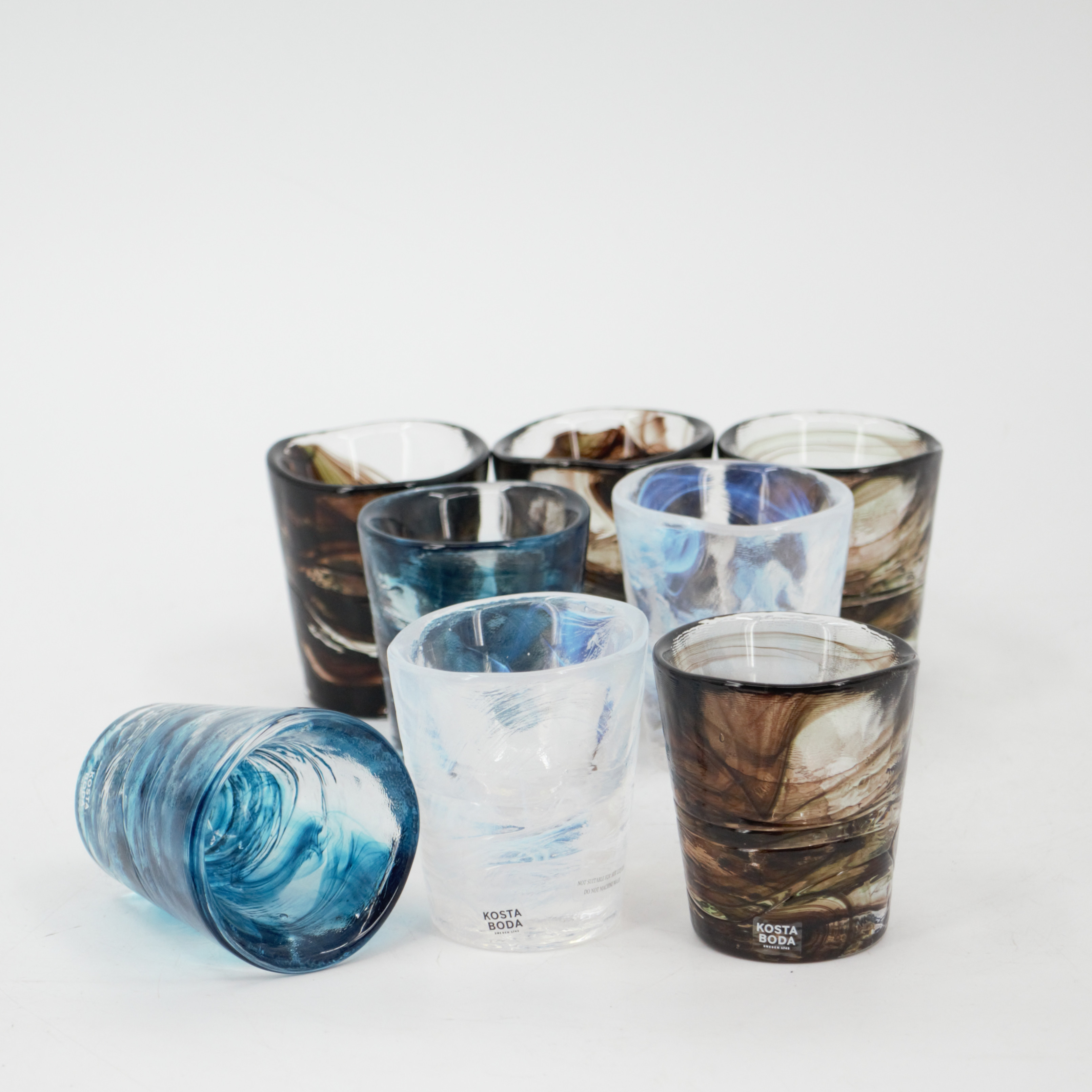 ULRICA HYDMAN-VALLIEN. Snapsglas, 8 st, tre olika färger, signerade, Kosta Boda, 1990-tal.