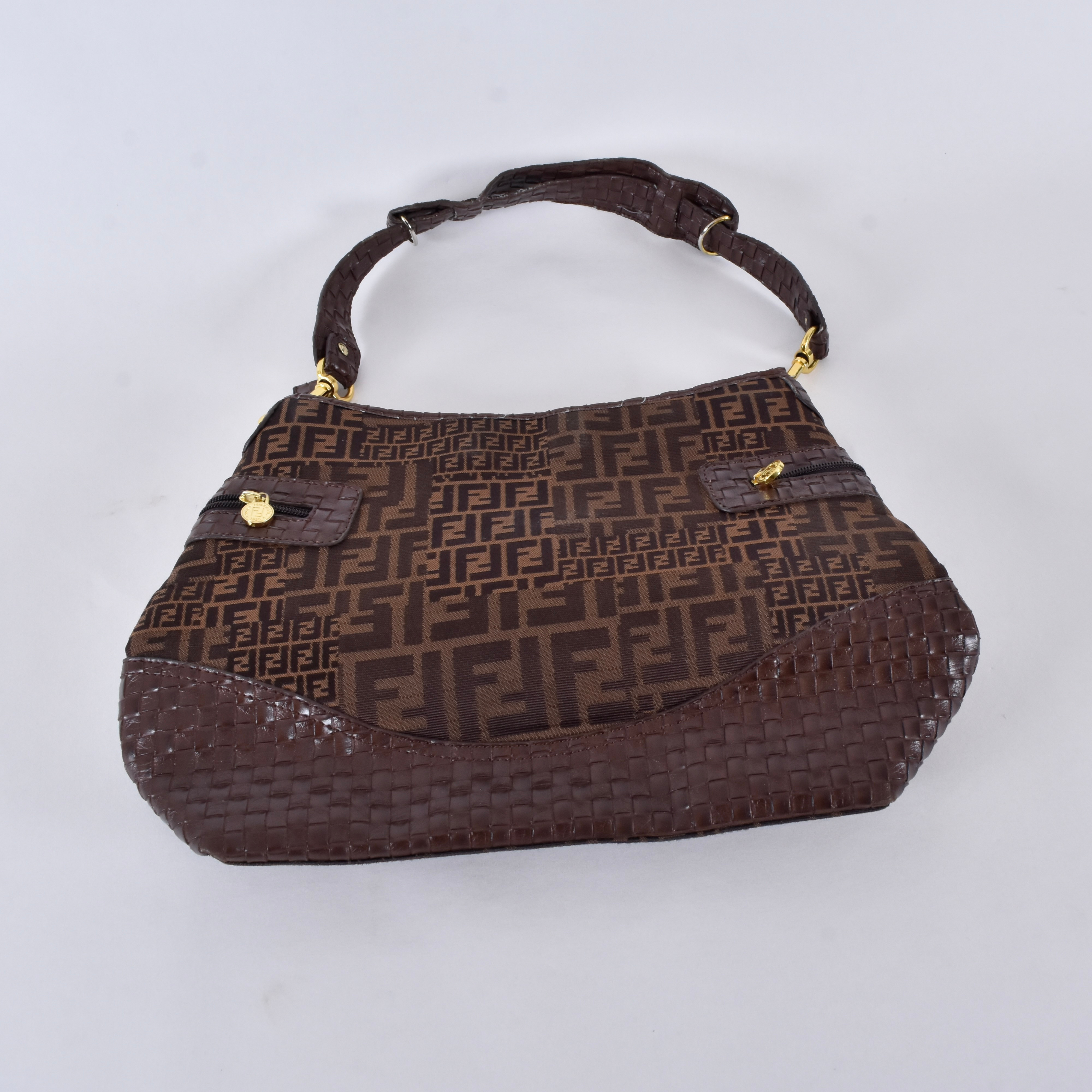 AXELREMSVÄSKA, läder och reliefcanvas, Fendi, Rom.