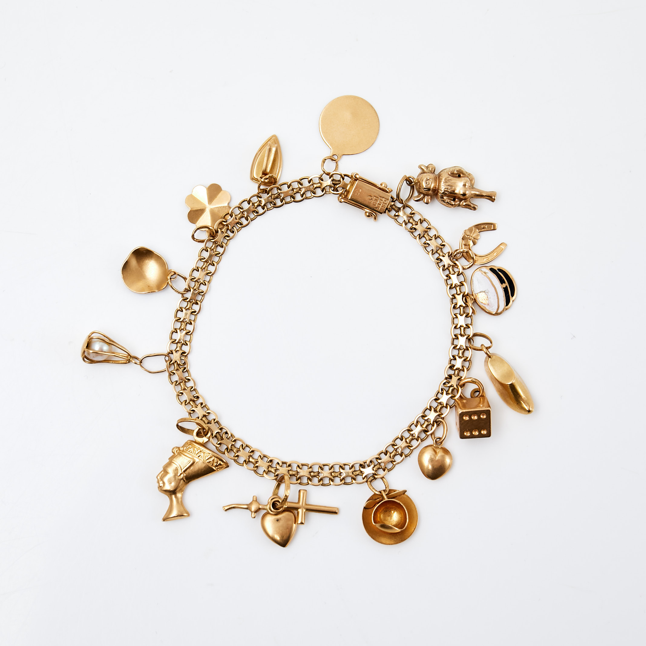 ARMBAND, 18 k guld, med totalt 14 berlocker, delvis med dekor av emalj samt 1 pärla, Göli Gösta Samuel Lillienwall Ate, Stockholm, 1961.