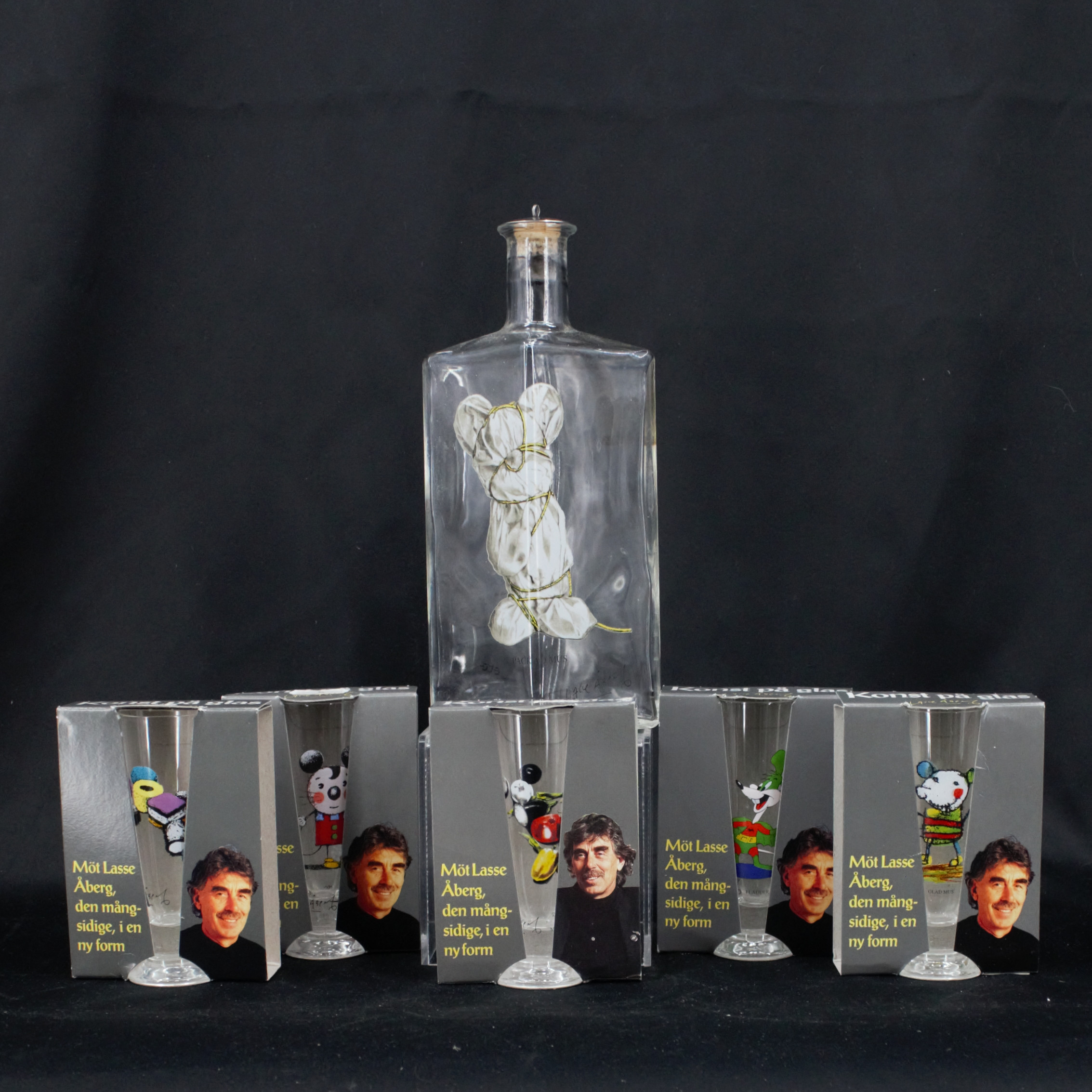LASSE ÅBERG. Karaff och snapsglas, 6 delar, bemålat glas, signerade, etc, Etcetera Marketing.