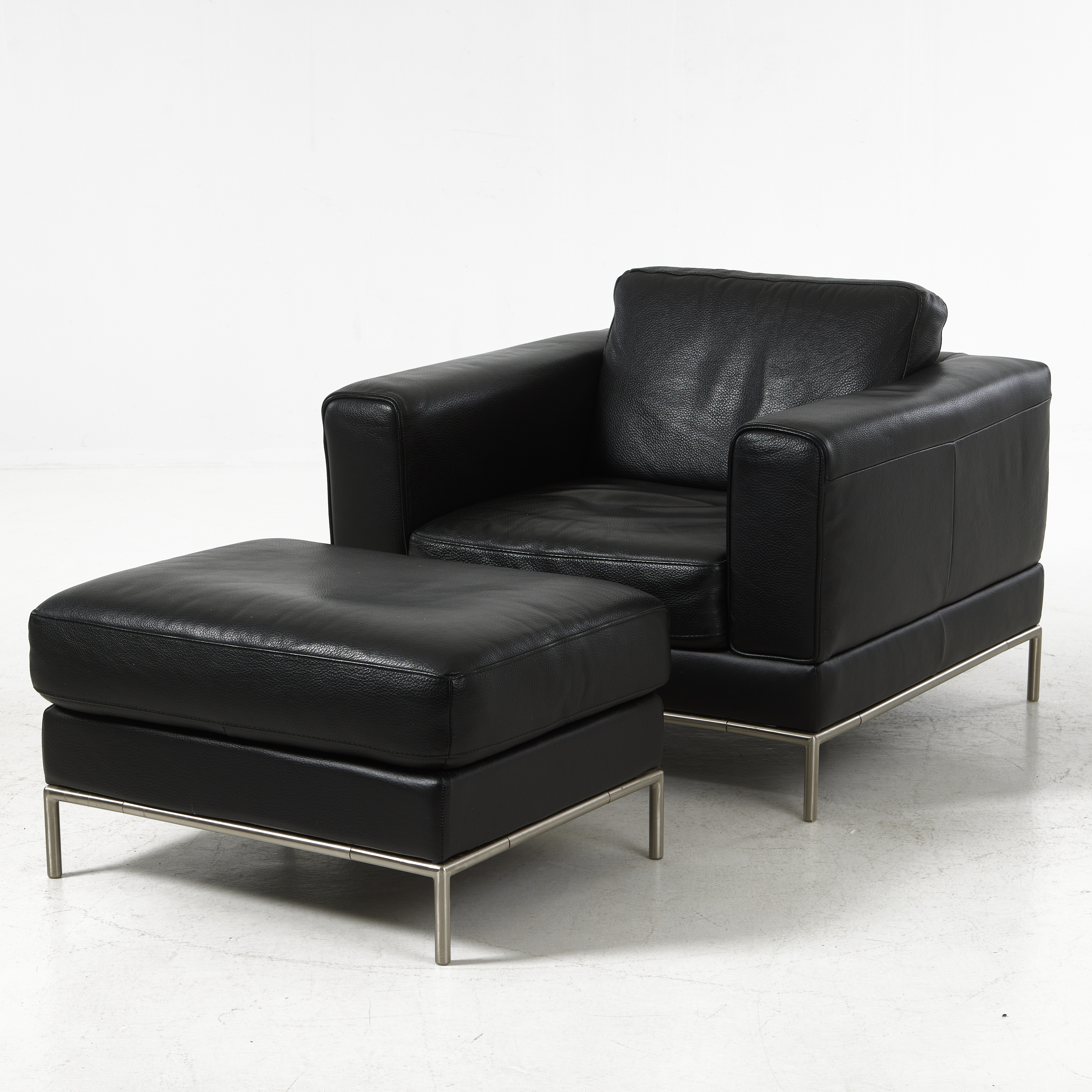 IKEA, "Arild", fåtölj med fotpall, omkring 2000, benställning i borstad metall, svart läderklädsel.