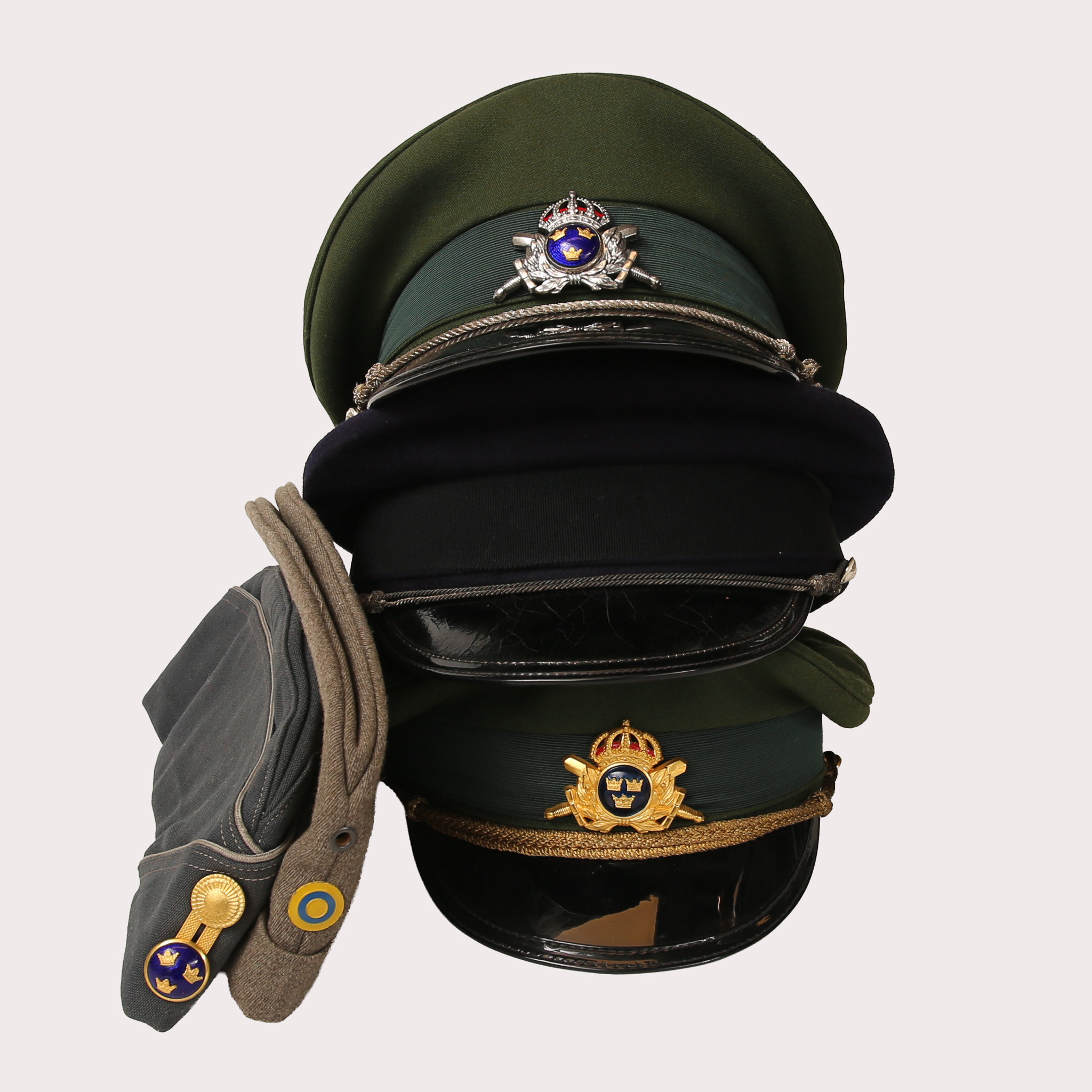 PARTI SKÄRMMÖSSOR. Sverige, m/68, båtmössor, patronbälte, 1900-tal.