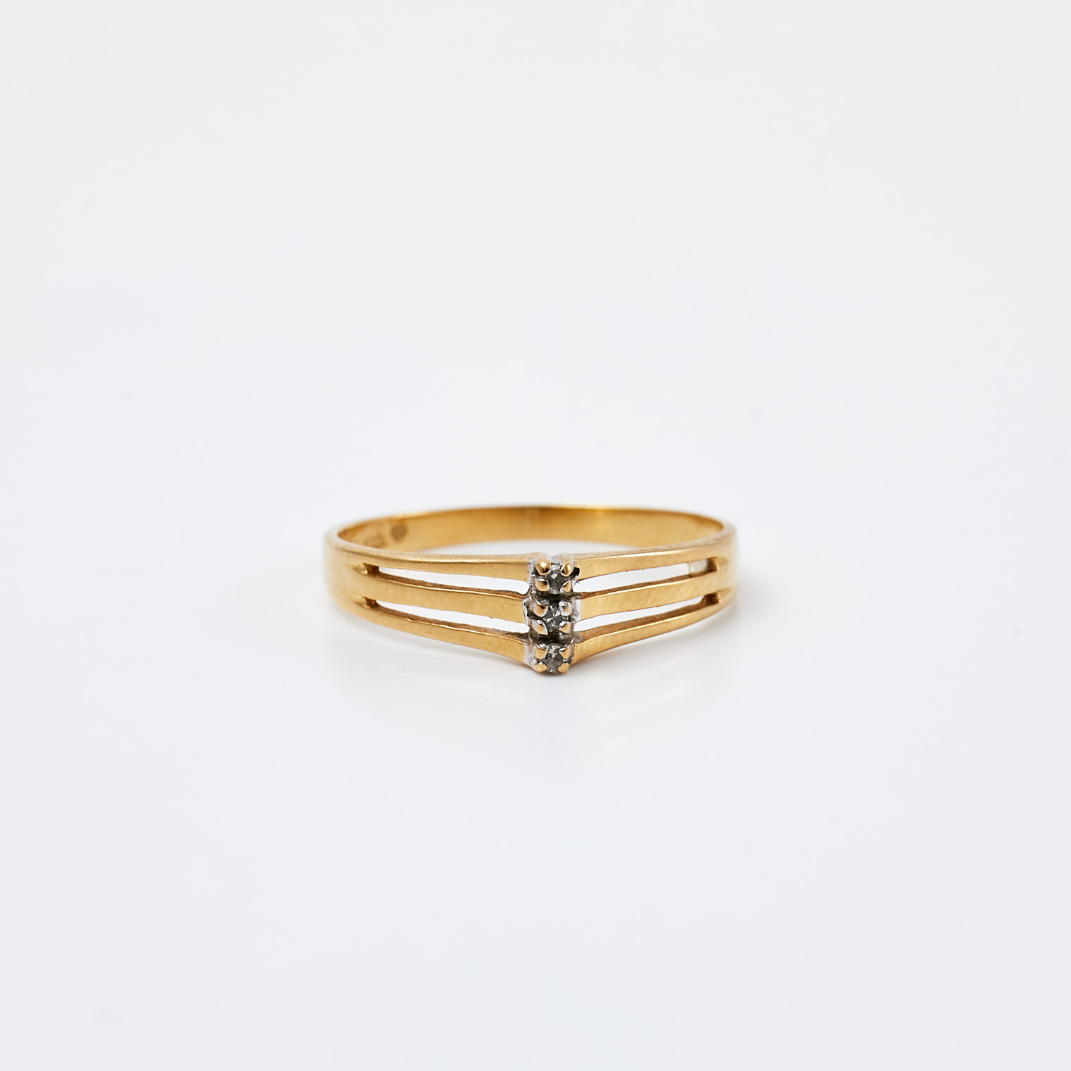 RING, 18 k guld, 3 åttkantslipade diamanter, totalt ca 0,03 ct, Guldfynd Ab.