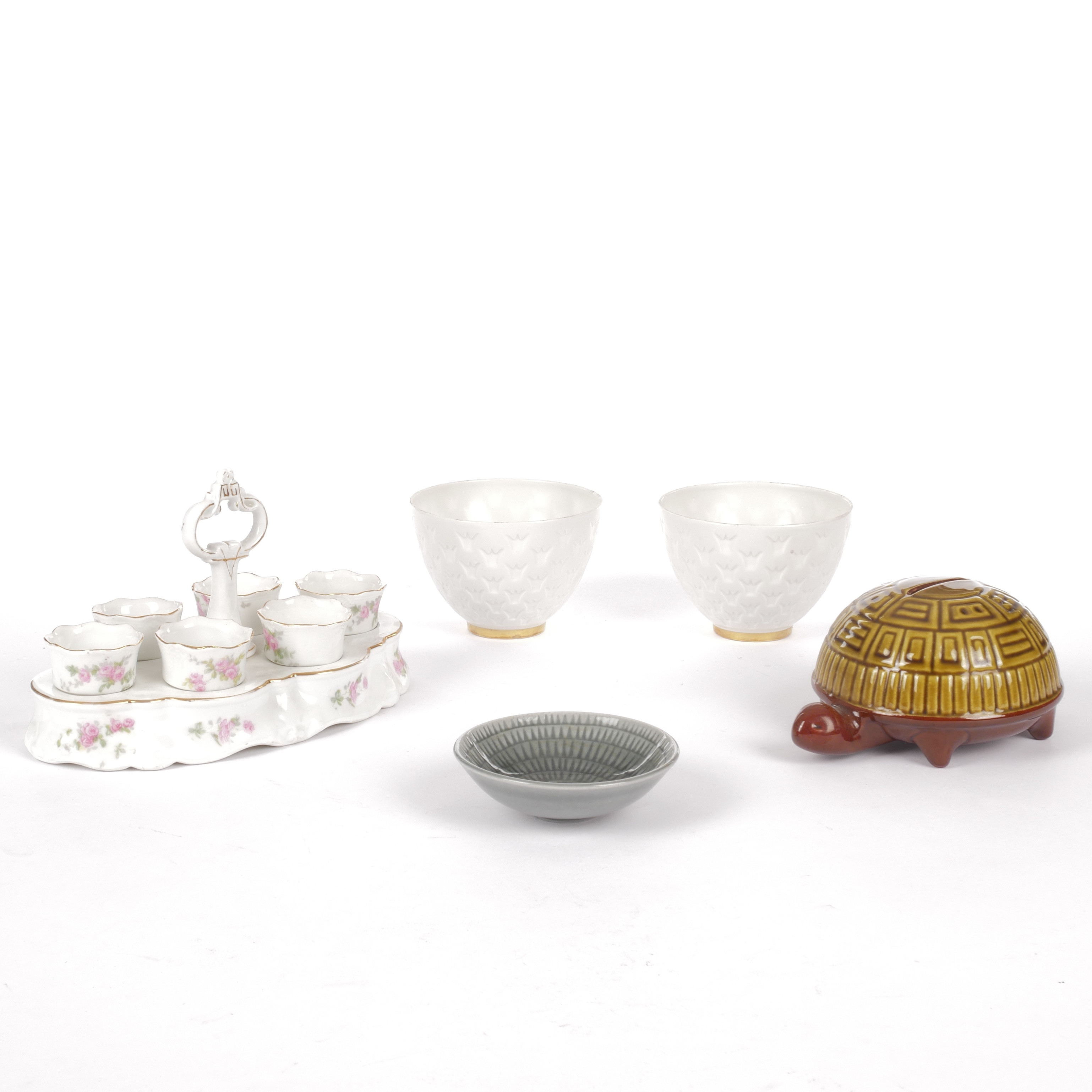 ÄGGKOPPAR I STÄLL, FAT, SPARBÖSSA SKÅLAR. 5 delar, främst Rörstrand.