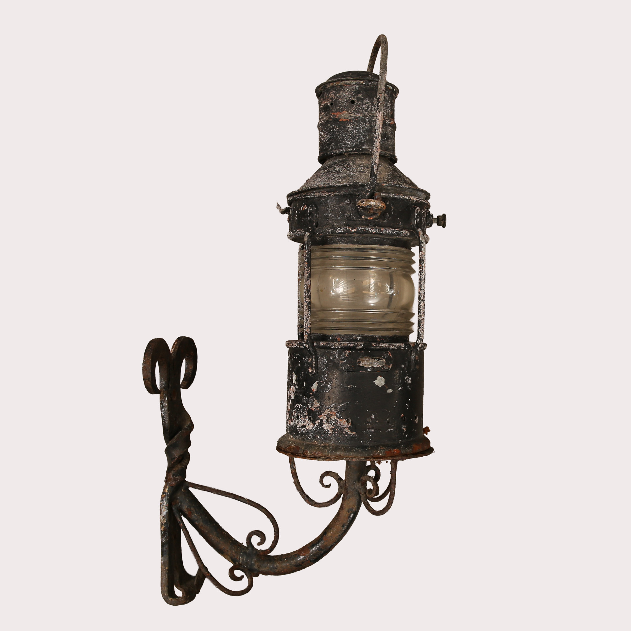 ANKARLANTERNA, järn med galvanisering, svartmålad. J.H.PETERS & BEY, HAMBURG 11. 1900-talets förra hälft.