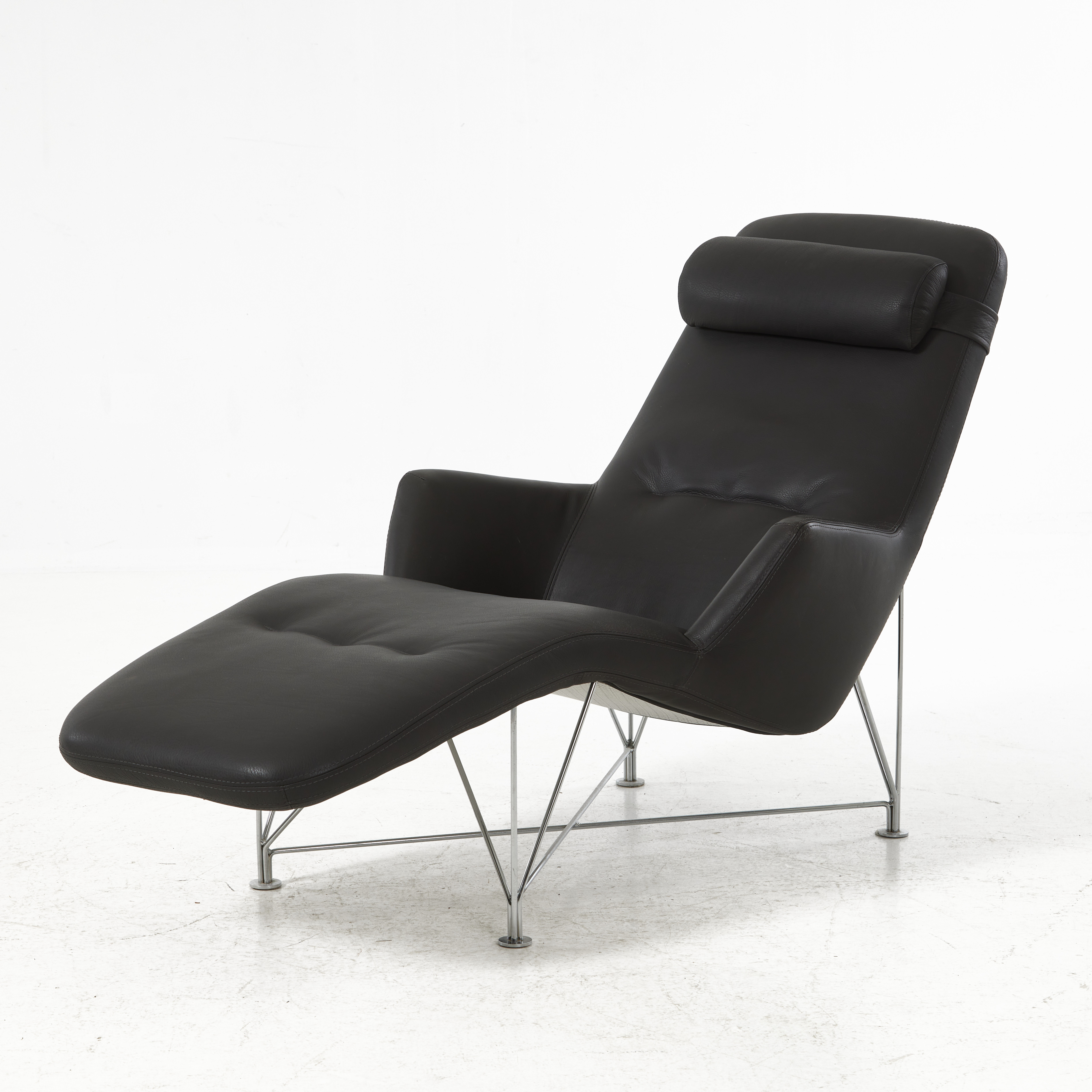 KENNETH BERGENBLAD. Liggfåtölj "Superspider", svart skinn, kromad benställning, DUX.