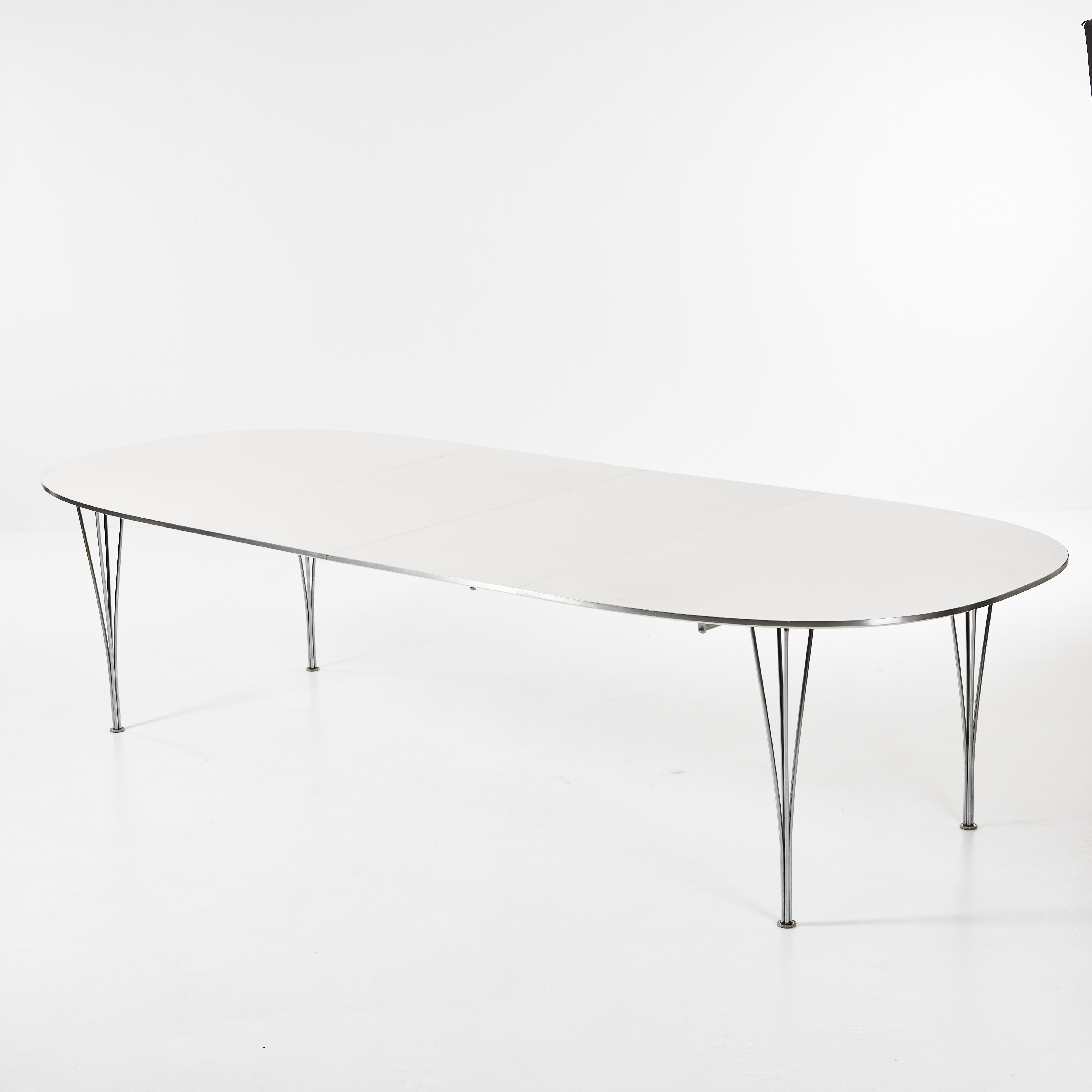 PIET HEIN och BRUNO MATHSSON. Matbord superellips för Fritz Hansen, 2000-tal. Vit laminat med spännben i metall, etikettmärkt.
