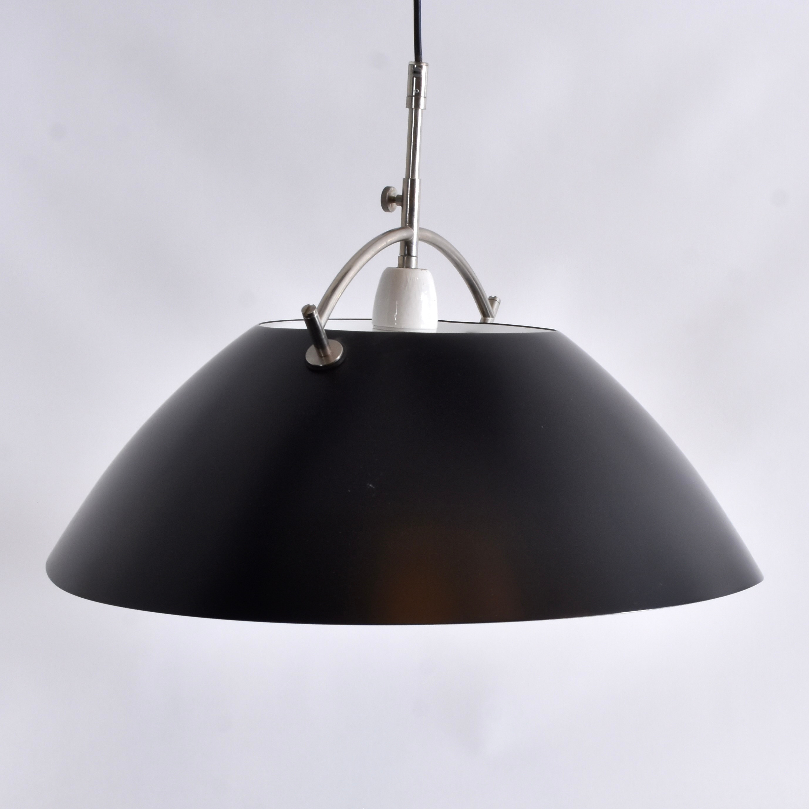 HANS J WEGNER. ”The Pendant”, hänge i lackerat aluminium med hängare i borstat stål, Pandul, Danmark, formgiven 1962.