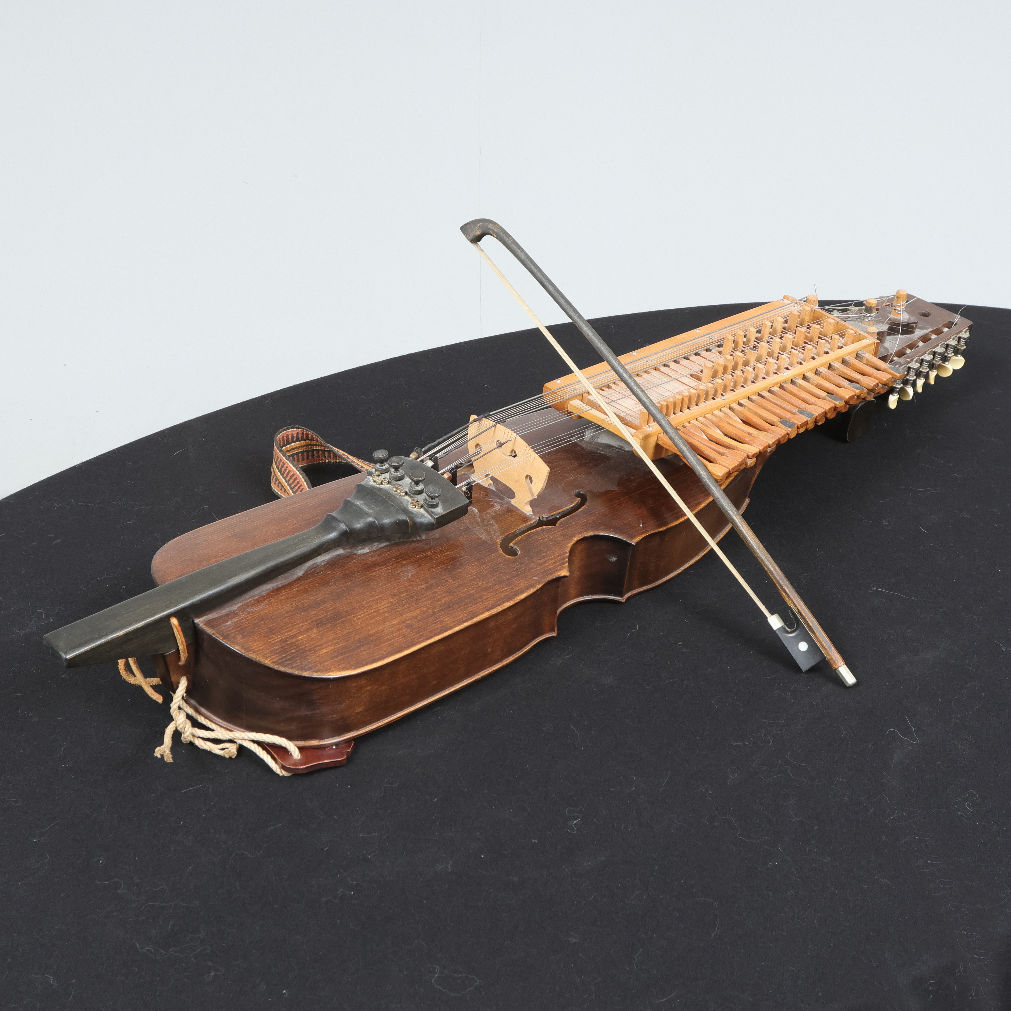 NYCKELHARPA, med stråke, signerad och daterad, Zeijlon, 1985.