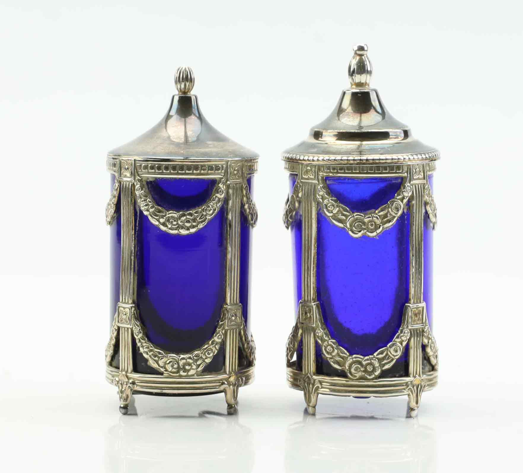 KRYDDSET, 2 delar, sterlingsilver, glas, gustaviansk stil, Pedro Duran och Mema, 1976.