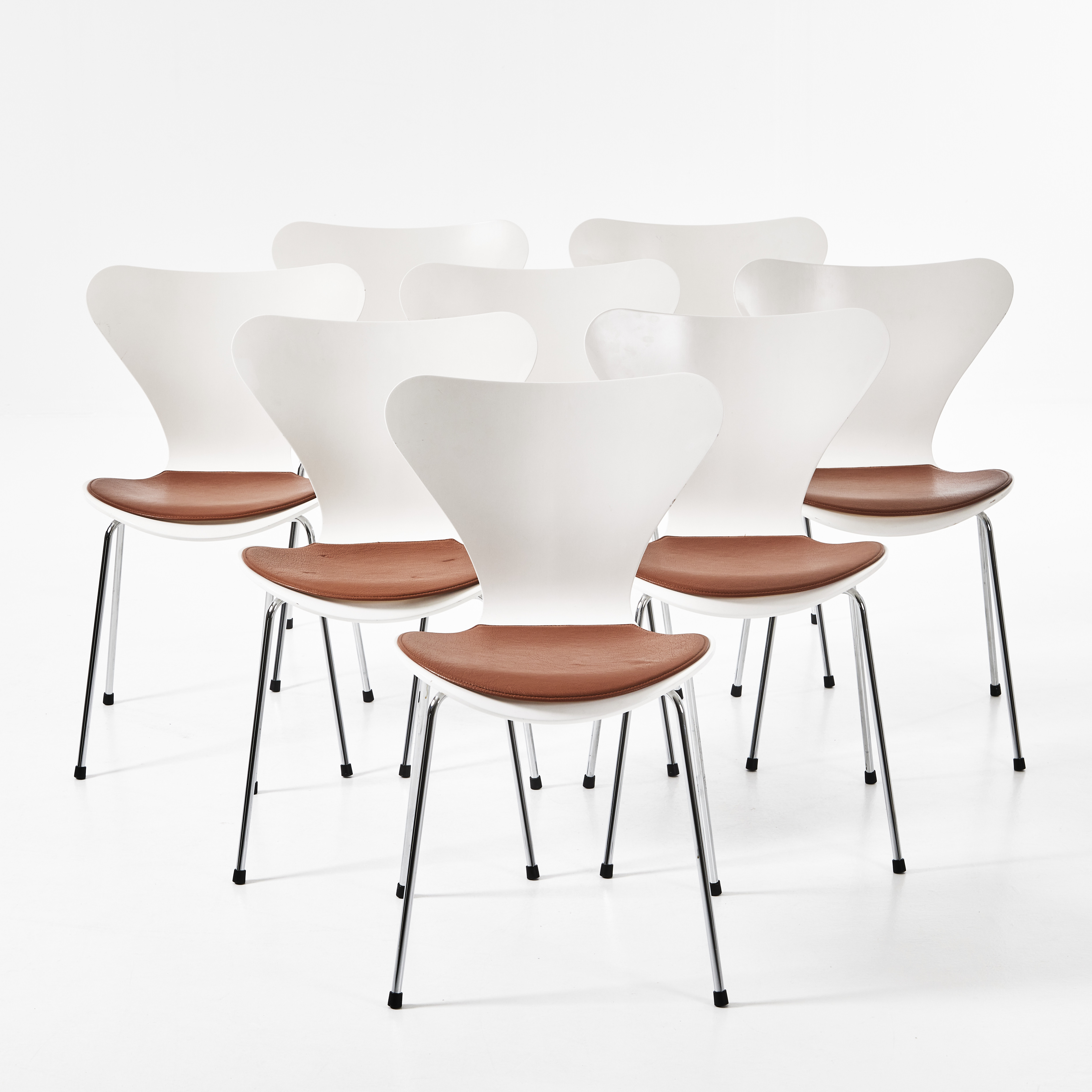 ARNE JACOBSEN. Stolar "Sjuan" 8 stycken för Fritz Hansen 2004. Vitlackerade. STOLSDYNOR, 8 st. Bent Hansen.