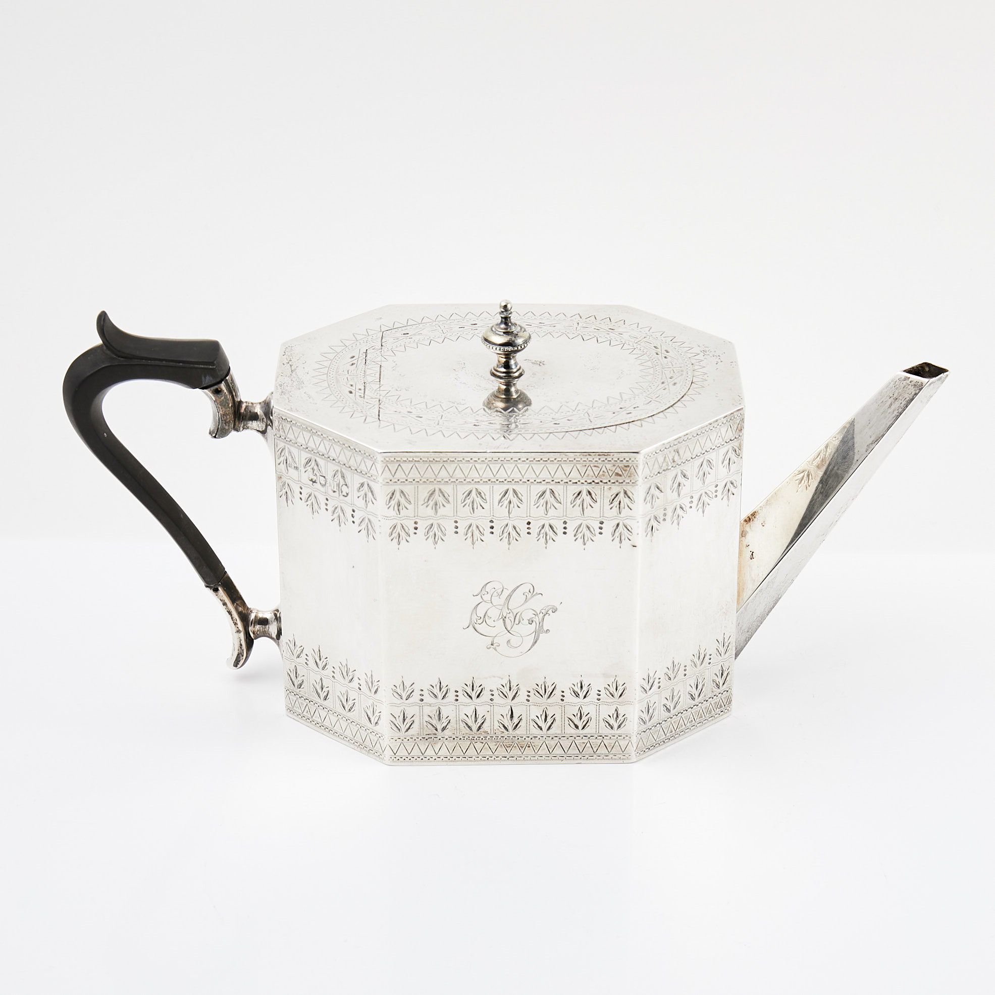 TÈKANNA, silver, ciselerad floral dekor, antad i svärtat trä, London, 1887.