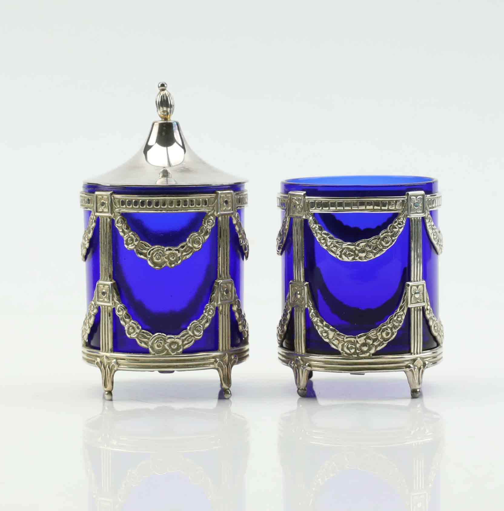 KRYDDSET, 2 delar, sterlingsilver och glas, gustaviansk stil, Mema 1966.