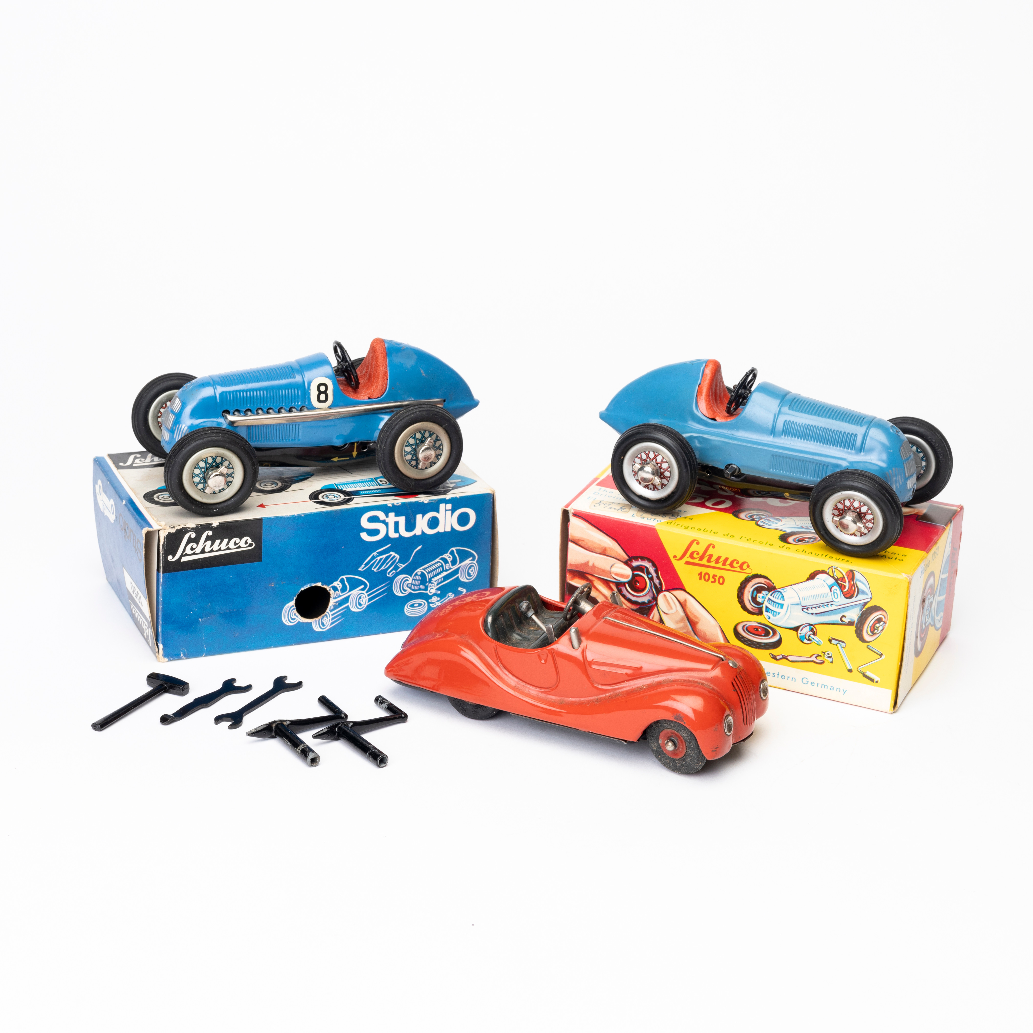 SCHUCO, 3 st modellbilar, "Studio 1050", Mercedes, samt "Examico 4001", urverk, U.S-Zone. Tyskland, med 2 st originalkartonger.