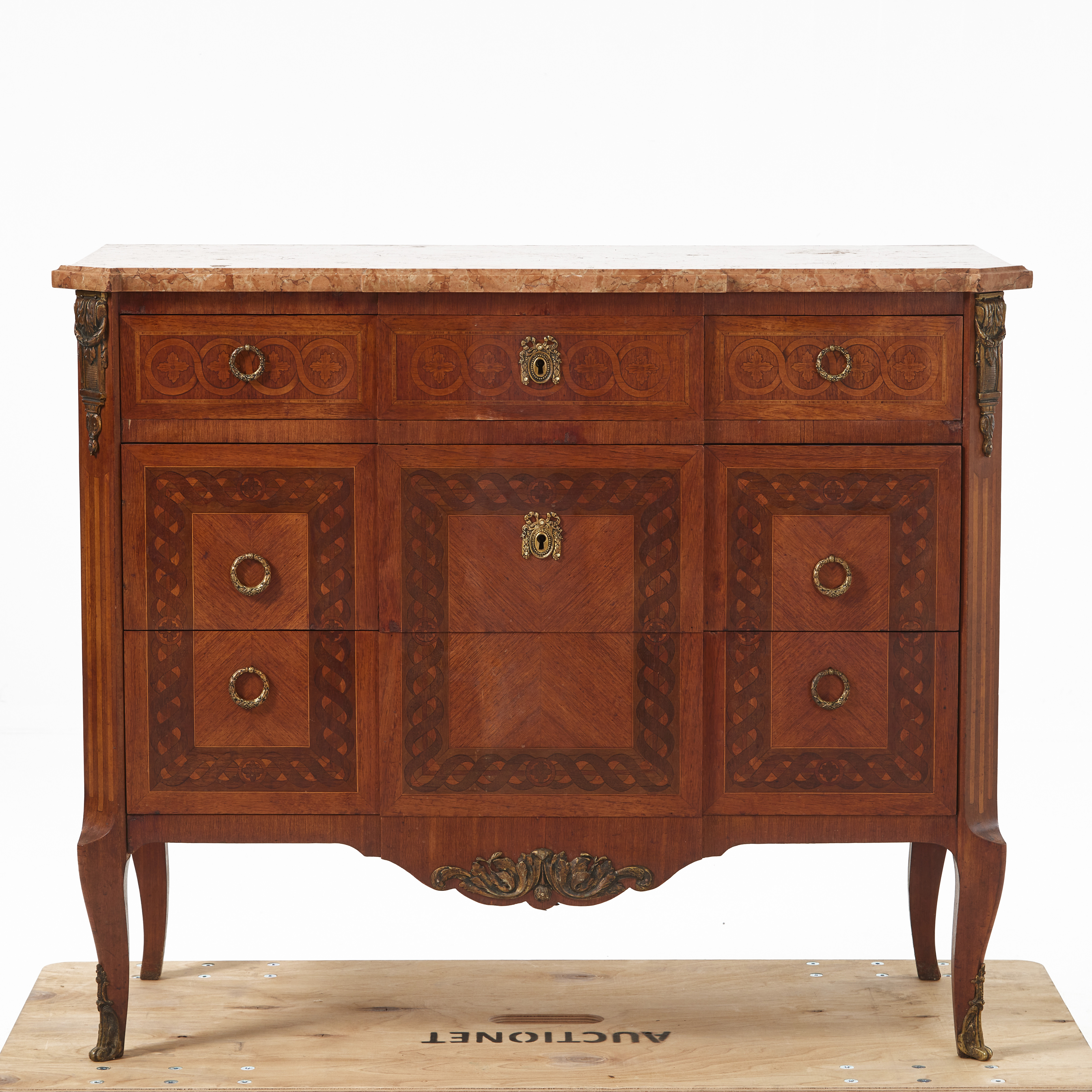 BYRÅ, 1900-talets första hälft, Ludvig XVI-stil, intarsia dekor, beslag och draghandtag i mässing, toppskiva i marmor.