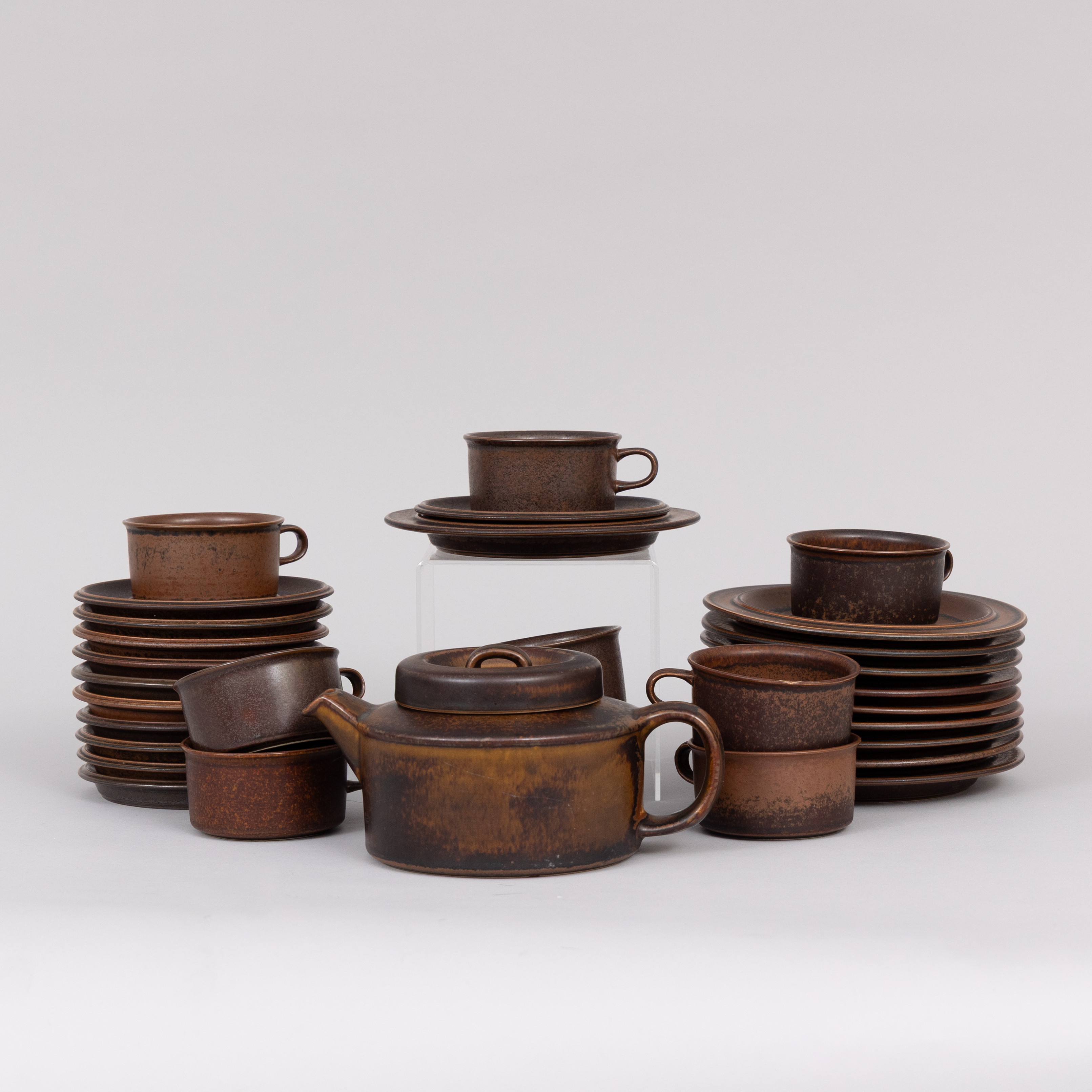 ULLA PROCOPÉ. Teservisdelar, 'Ruska', 31 st, glaserat stengods, Arabia, Finland, 1970-tal.