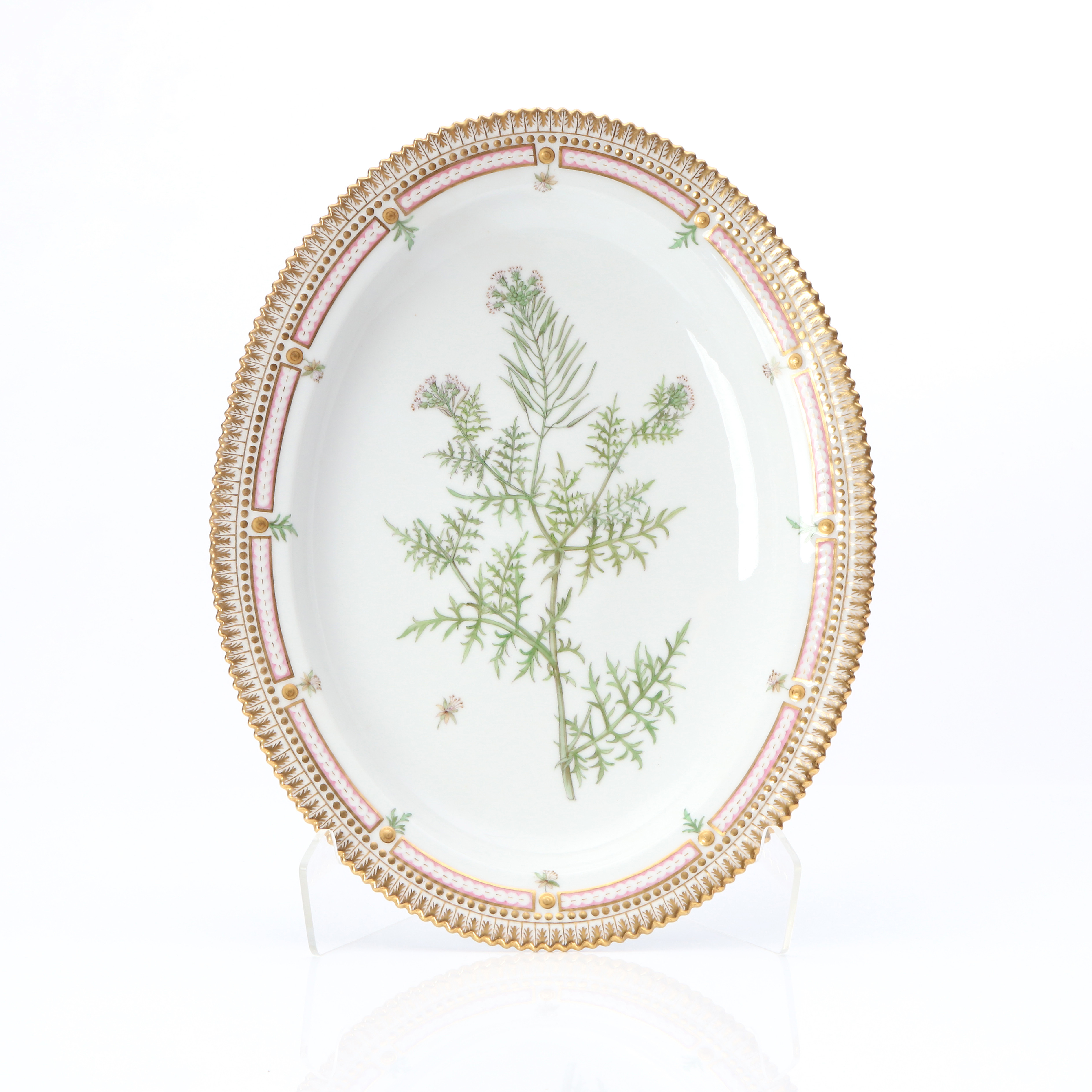 FLORA DANICA, SERVERINSFAT. Porslin med polykrom samt förgylld dekor. Royal Copenhagen, tillverkat 1894-97.