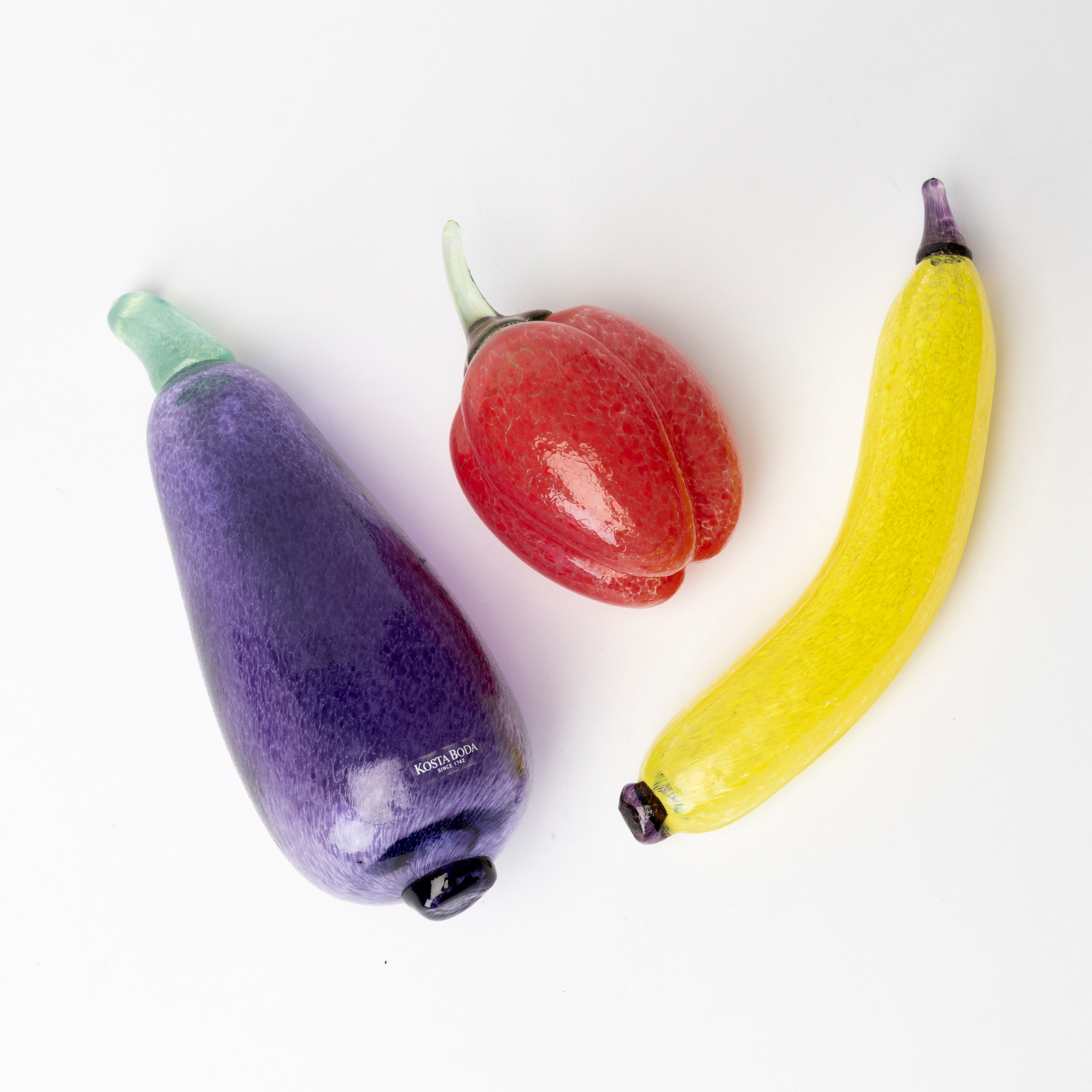 GUNNEL SAHLIN. Skulpturer, 3 st, glas, "Frutteria", formgiven 1989, 2 st signerade och etikettmärkta, Kosta Boda.