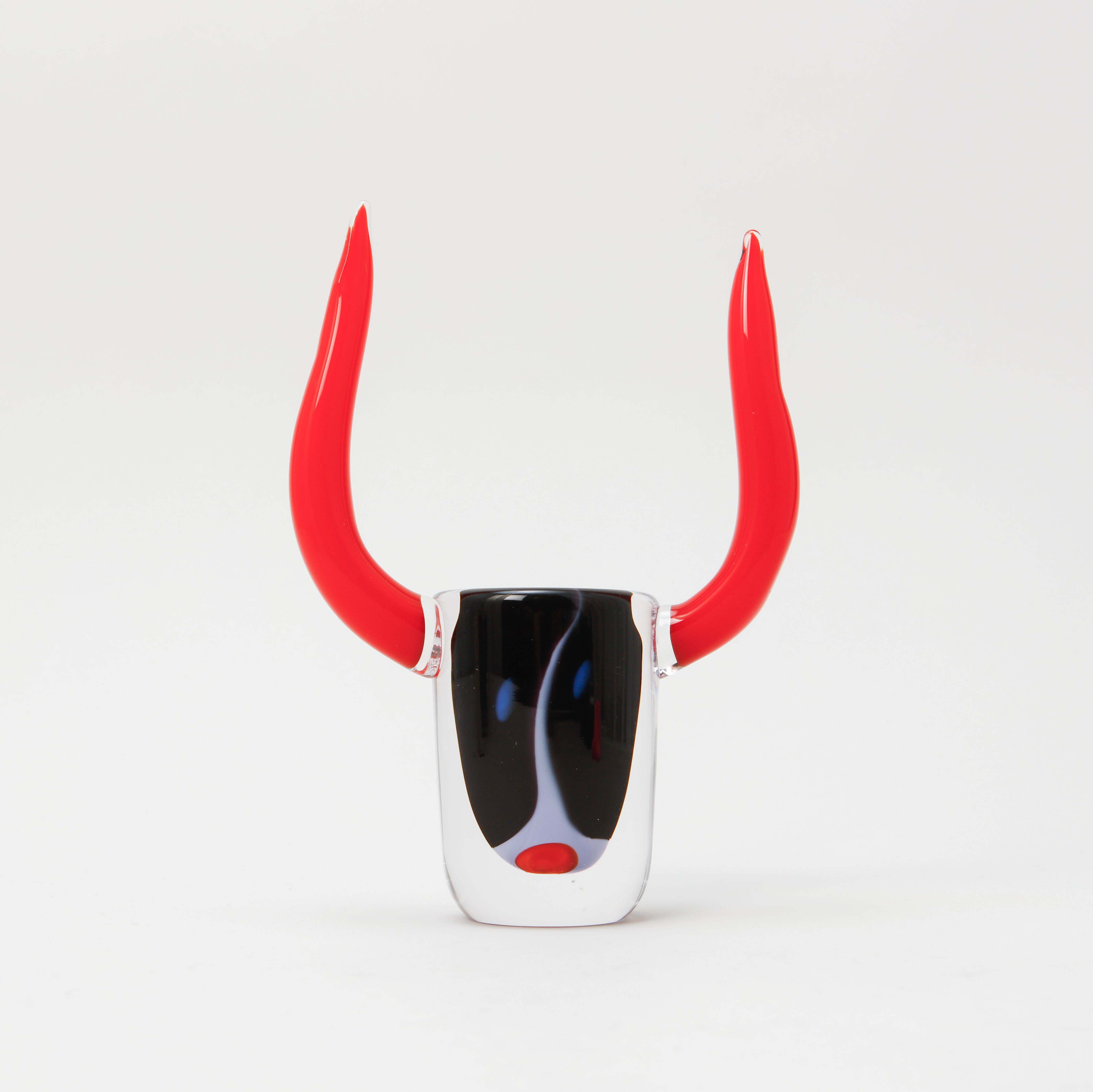 ERIK HÖGLUND. Skulptur / Miniatyrvas, "Tjur", Studioglas Bergdala, signerad och numrerad 68/250, 2009.