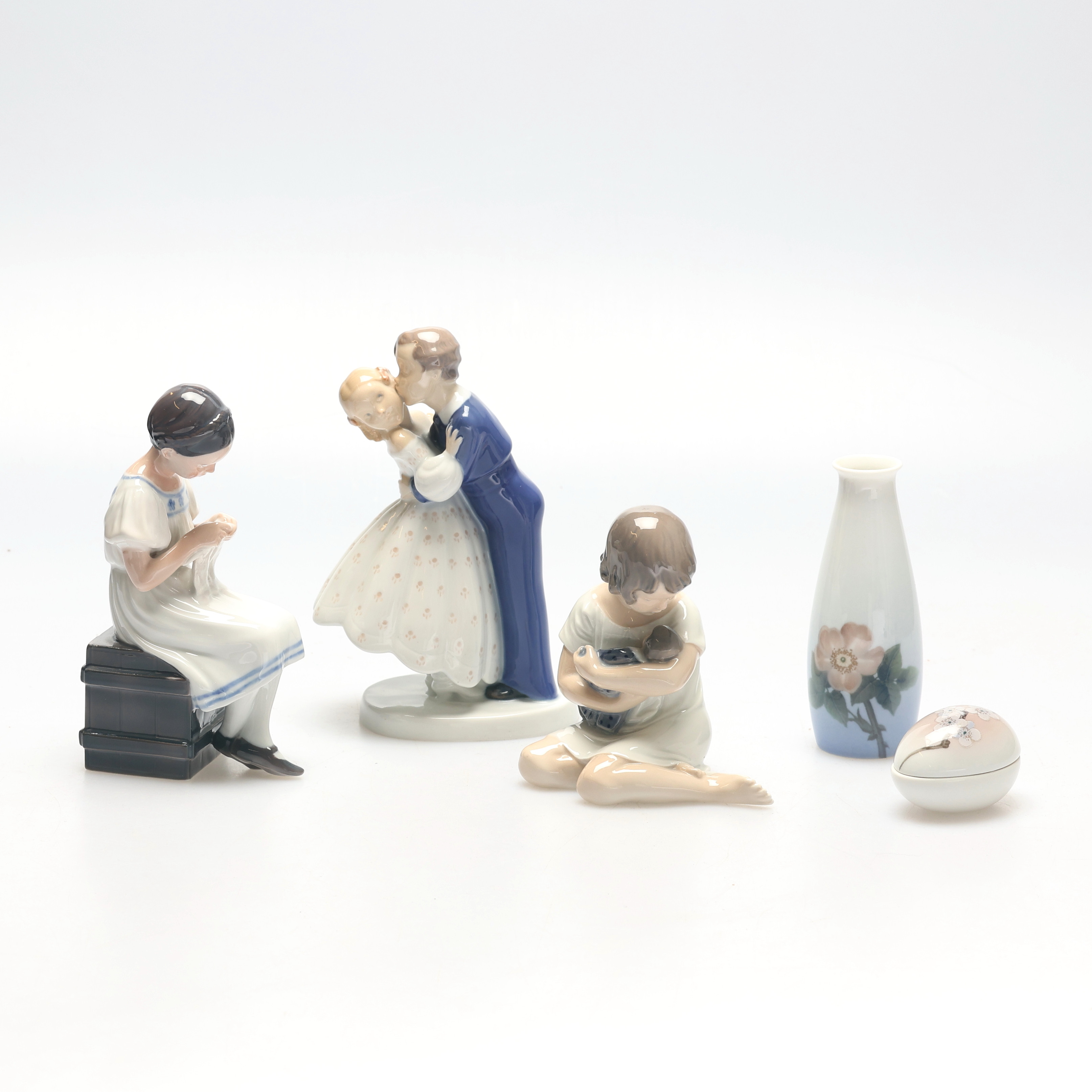 FIGURINER. Bing & Gröndahl, Danmark, 3 figuriner, vas och ägg.
