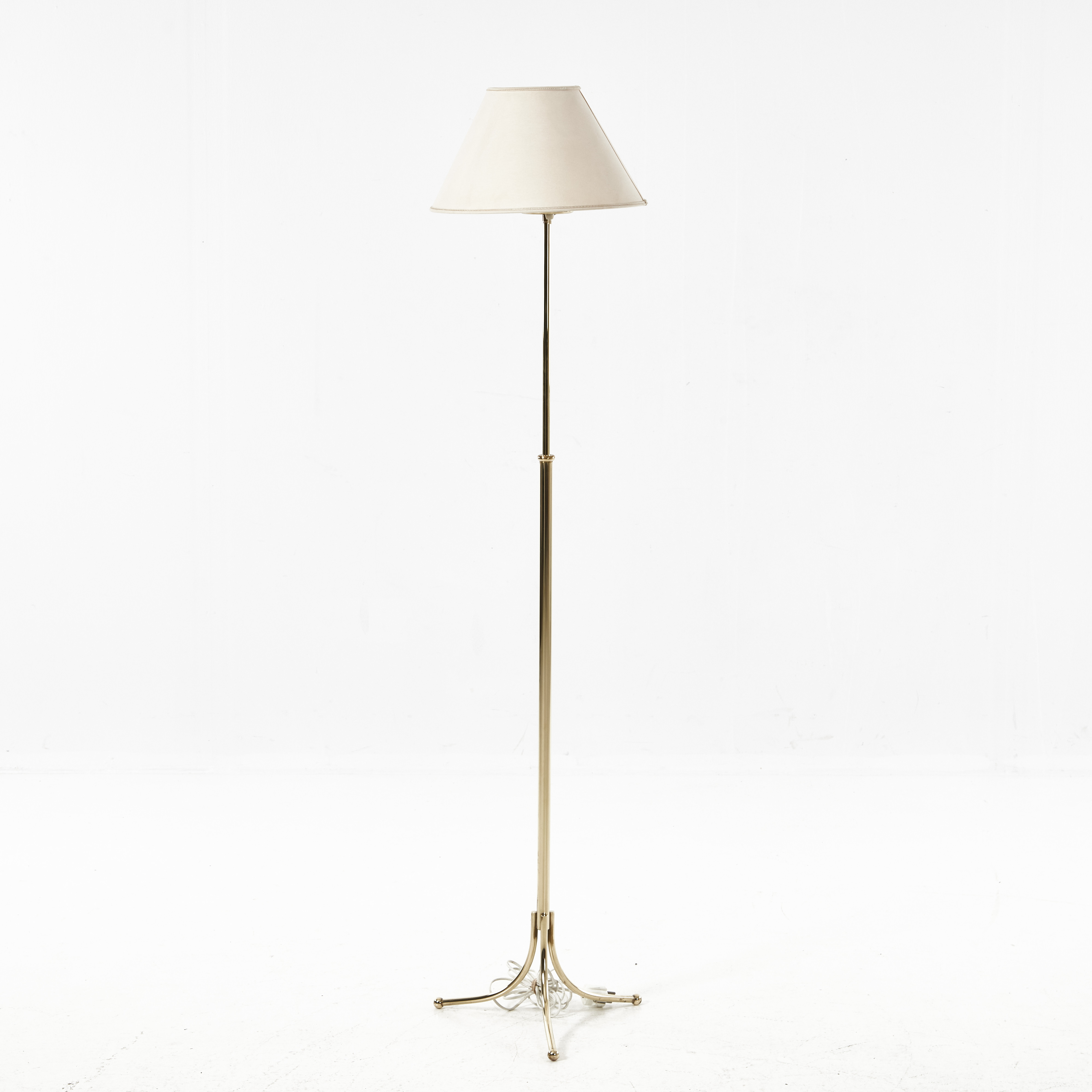 JOSEF FRANK. Golvlampa, Firma Svenskt Tenn, formgivningsår 1935-36, modell 2326, mässing.