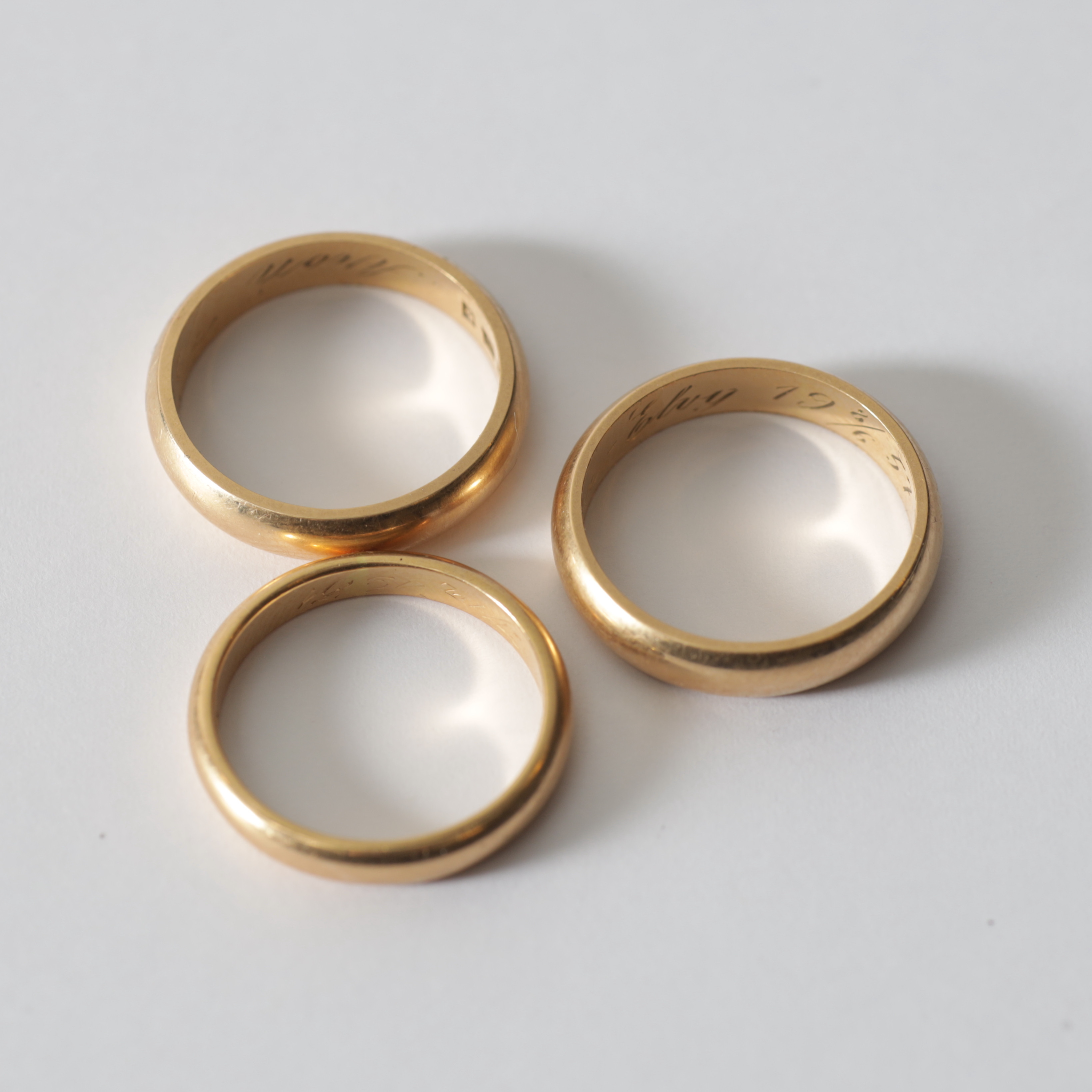 RINGAR, 3 st, 18K guld, olika tillverkare. Totalvikt ca 14 gram.