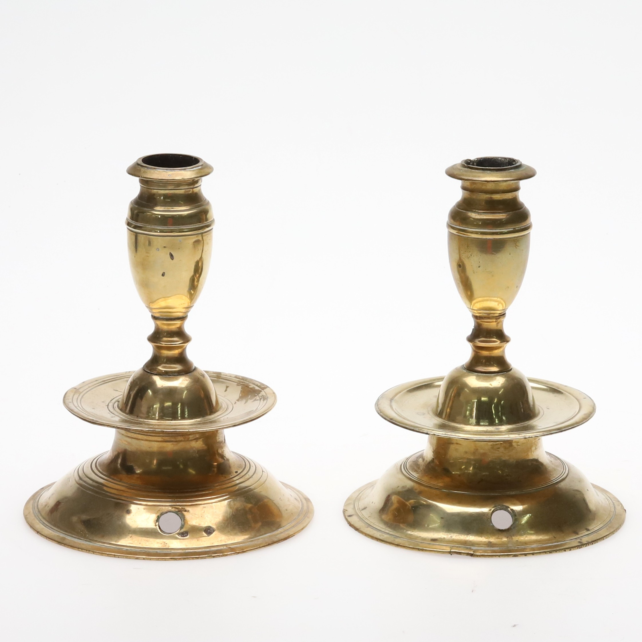 LJUSSTAKAR. Ett par. Mässing, Barock, Sverige, 16/1700-tal.