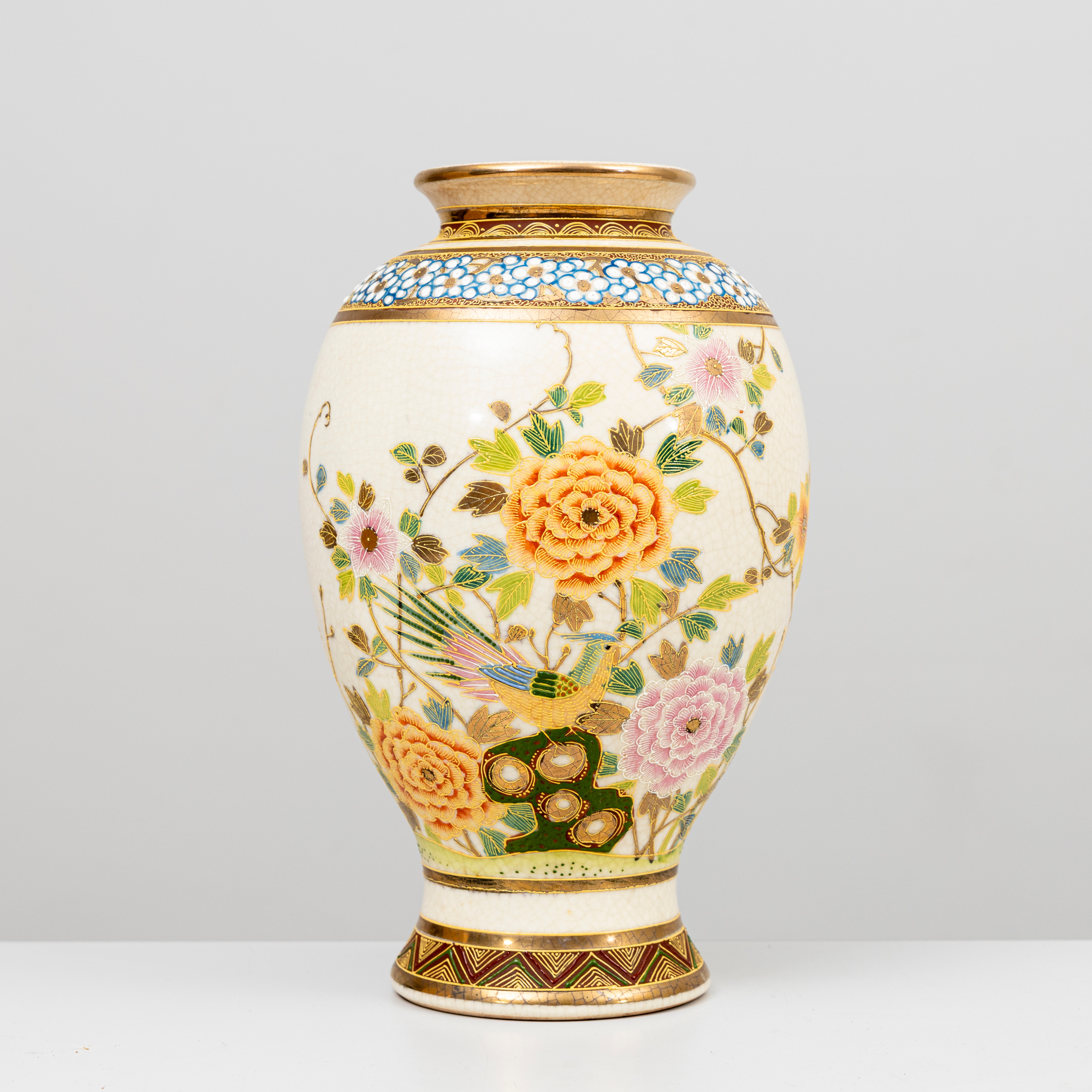 VAS, porslin, Japan, 1900-talets mitt.