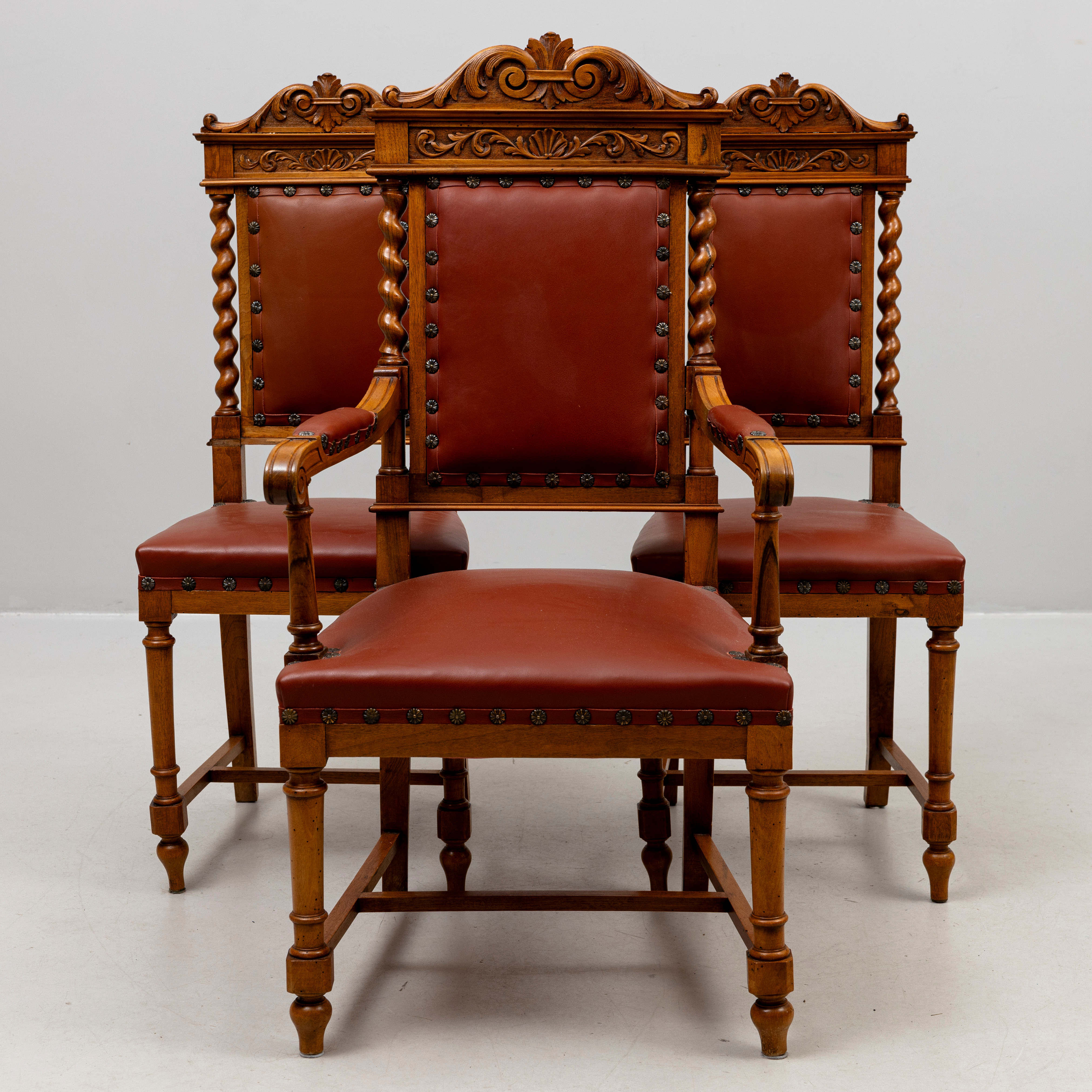 STOLAR, 3 st varav en karmstol, renässansstil, valnöt, skinnklädsel, 1900-talets första hälft.