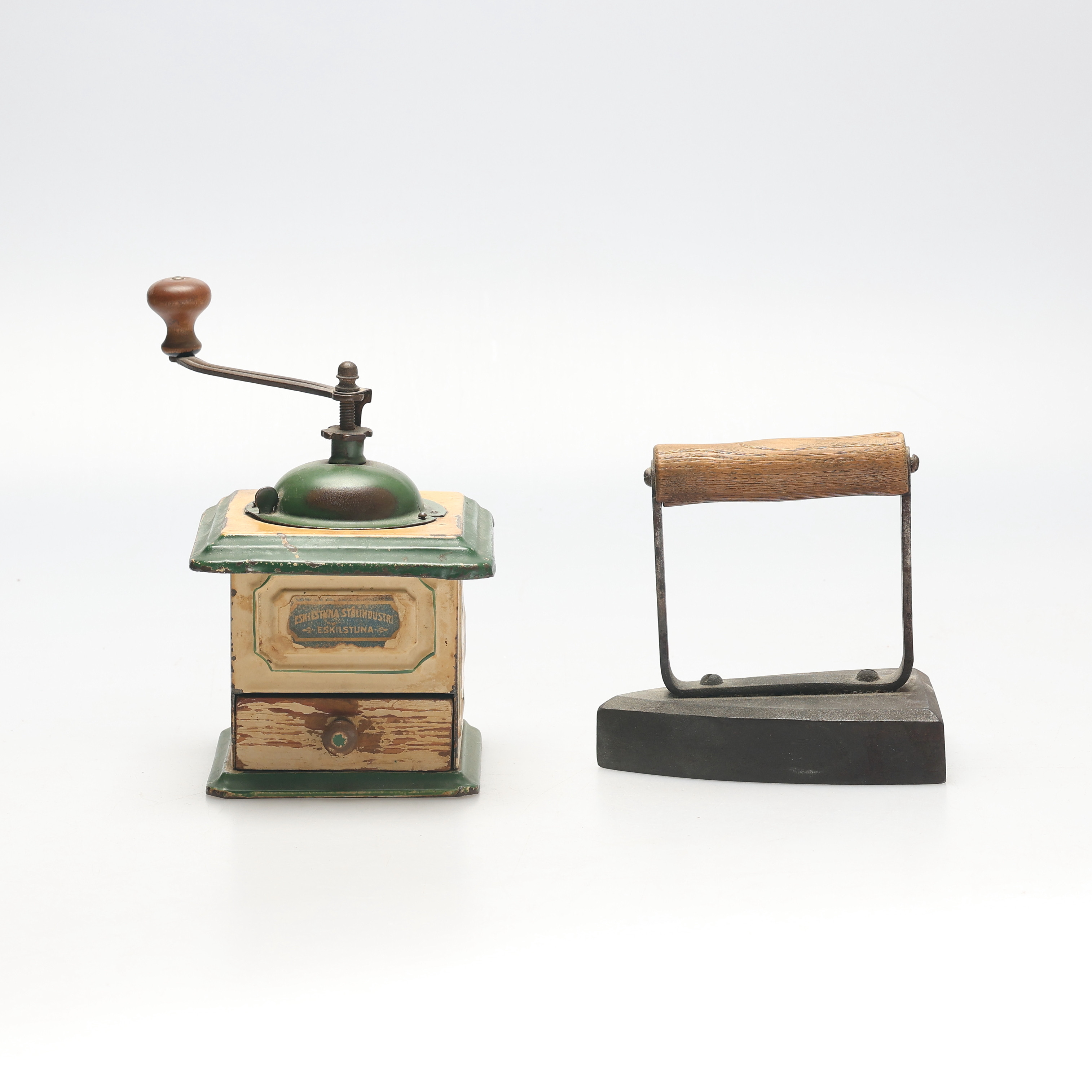 KAFFEKVARN OCH STRYKJÄRN. Metall och trä.