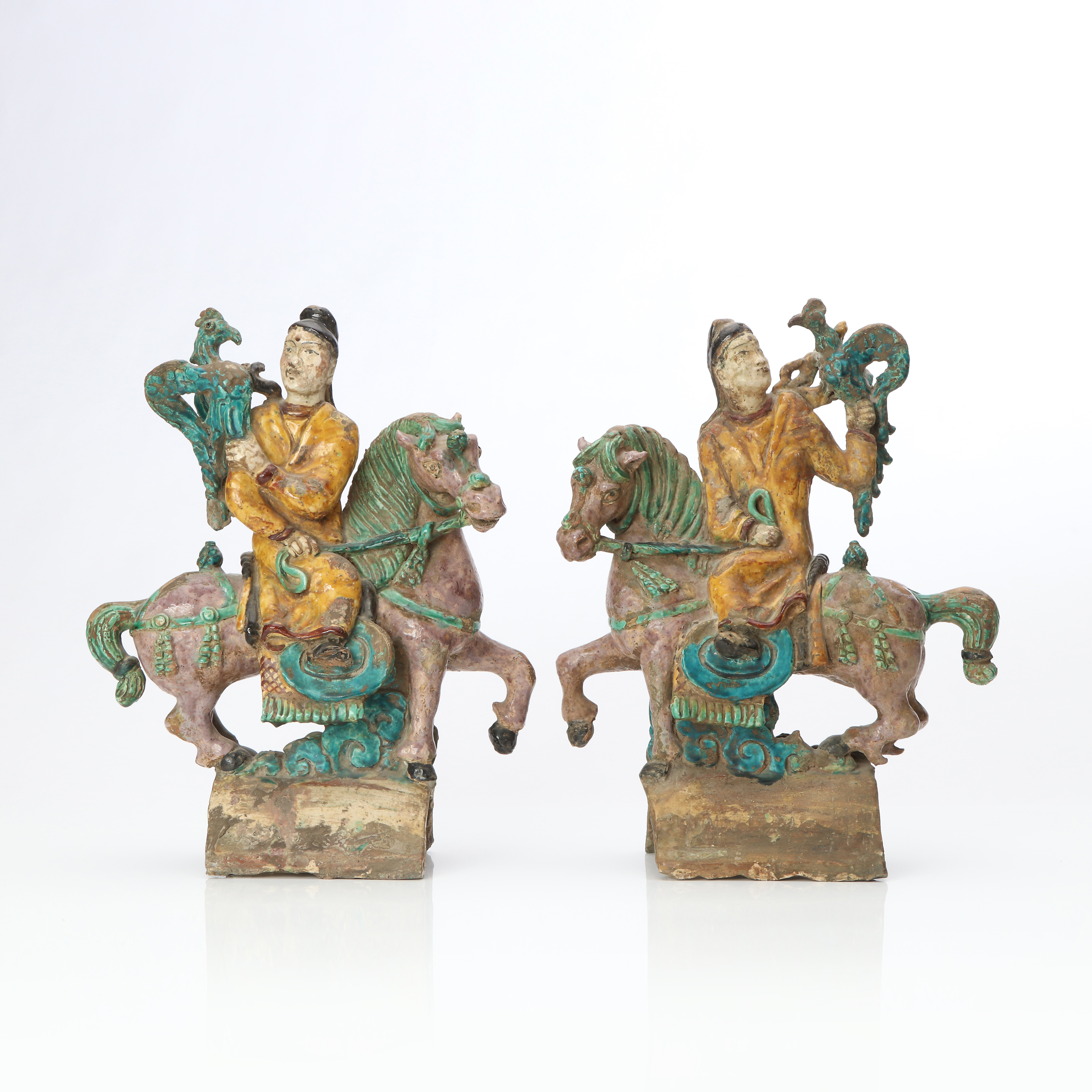 TAKVÄKTARE, ETT PAR. Glaserat lergods. Kina, Ming-dynastin 1368-1644.