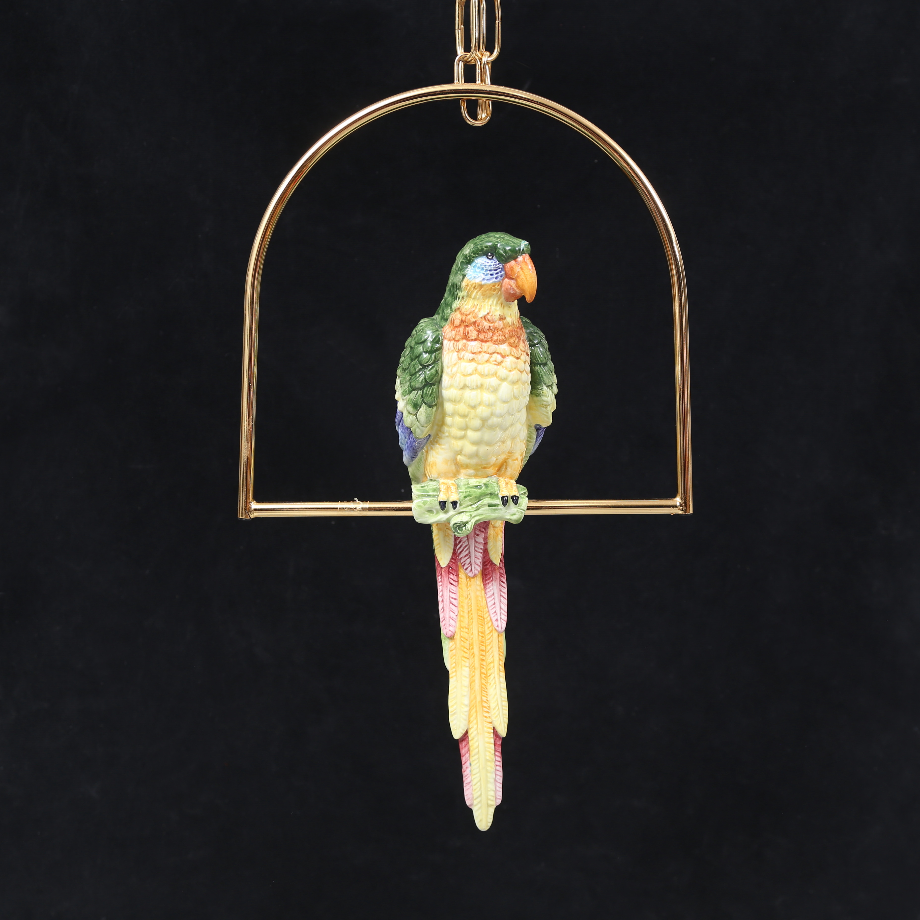 FIGURIN, hängande modell i form av en papegoja, 1900-talets andra hälft.