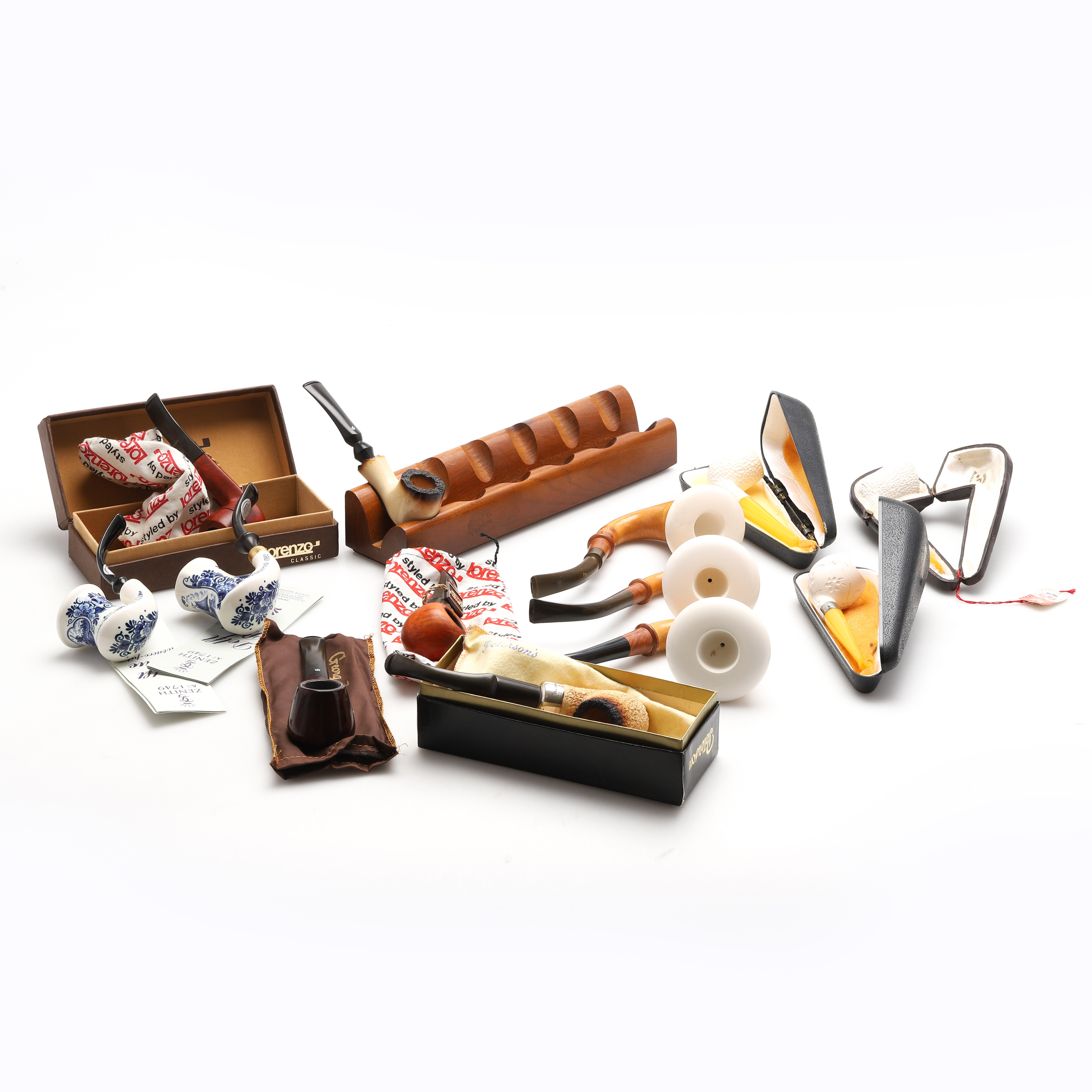 SAMLING PIPOR, 13 st samt pipställ. Bland annat Georg Jensen Pipes och Peterson of Dublin.